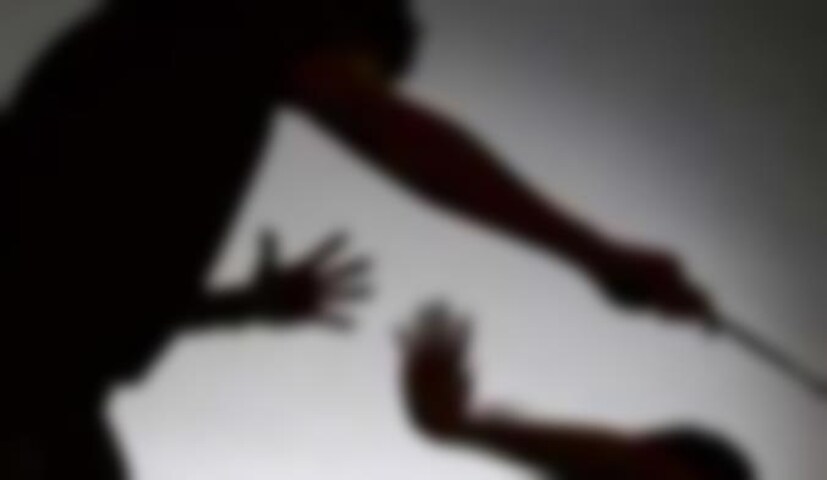 • পুলিশ সূত্রে খবর, গত রবিবার রাতে ছেলে’কে পাশের দোকান থেকে বিড়ি আর দেশলাই আনতে বলেছিল ওই ব্যক্তি । ছেলের বাড়ি ফিরতে দেরি হওয়ায় প্রচণ্ড রেগে যায় সে । বাড়ি ফিরতেই ছেলের উপর চড়াও হয় ওই ব্যক্তি । প্রতীকী চিত্র ।