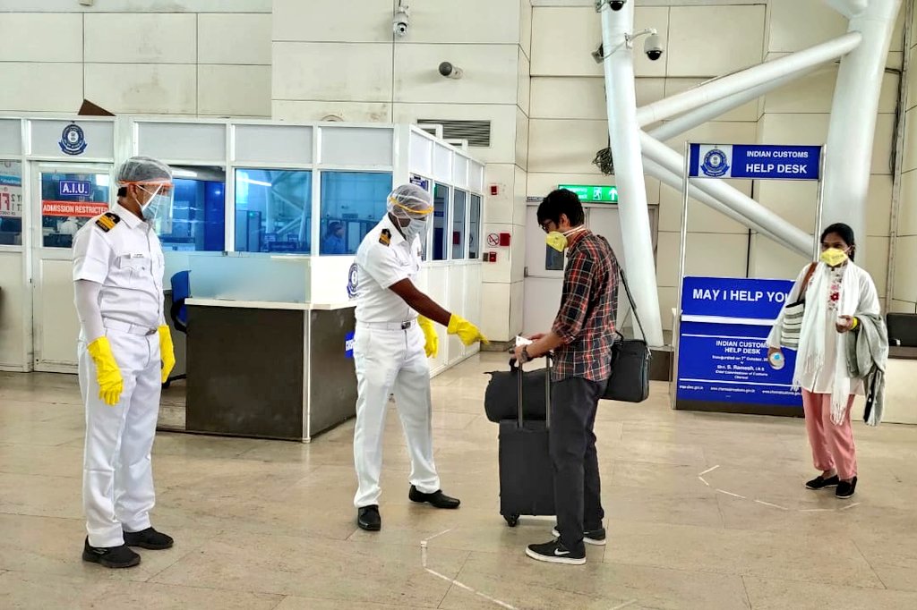 • এরপরেই সামনে আসে আসল ঘটনাটা । দেখা যায়, নিজেদের পায়ুছিদ্রের মধ্যে করে ১.৪২ কেজি সোনা নিয়ে এসেছে দুই যুবক । যার আনুমানিক মূল্য ৭২.৬ লাখ টাকা । প্রতীকী চিত্র । • এরপরেই সামনে আসে আসল ঘটনাটা । দেখা যায়, নিজেদের পায়ুছিদ্রের মধ্যে করে ১.৪২ কেজি সোনা নিয়ে এসেছে দুই যুবক । যার আনুমানিক মূল্য ৭২.৬ লাখ টাকা । প্রতীকী চিত্র ।