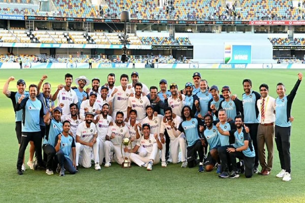শার্দুল ঠাকুর, টি নটরাজন, ওয়াশিংটন সুন্দর, মহম্মদ সিরাজ এবং নবদীপ সাইনি৷ এঁদের প্রত্যেকের ক্রিকেটার হিসেবে নিজেদের প্রতিষ্ঠা করার লড়াইটা যে কারও কাছে অনুপ্রেরণা হতে পারে৷ জীবন যুদ্ধ থেকে শিক্ষা নিয়েই হয়তো অস্ট্রেলিয়ার মতো কঠিন প্রতিপক্ষের সামনেও কেঁপে যাননি শার্দুল, সিরাজরা৷ শার্দুল ঠাকুর, টি নটরাজন, ওয়াশিংটন সুন্দর, মহম্মদ সিরাজ এবং নবদীপ সাইনি৷ এঁদের প্রত্যেকের ক্রিকেটার হিসেবে নিজেদের প্রতিষ্ঠা করার লড়াইটা যে কারও কাছে অনুপ্রেরণা হতে পারে৷ জীবন যুদ্ধ থেকে শিক্ষা নিয়েই হয়তো অস্ট্রেলিয়ার মতো কঠিন প্রতিপক্ষের সামনেও কেঁপে যাননি শার্দুল, সিরাজরা৷