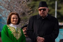 'করোনার জন্য স্ত্রীকে চুমু খেতে পারি না', ভাইরাল ফারুক আবদুল্লার ভিডিও