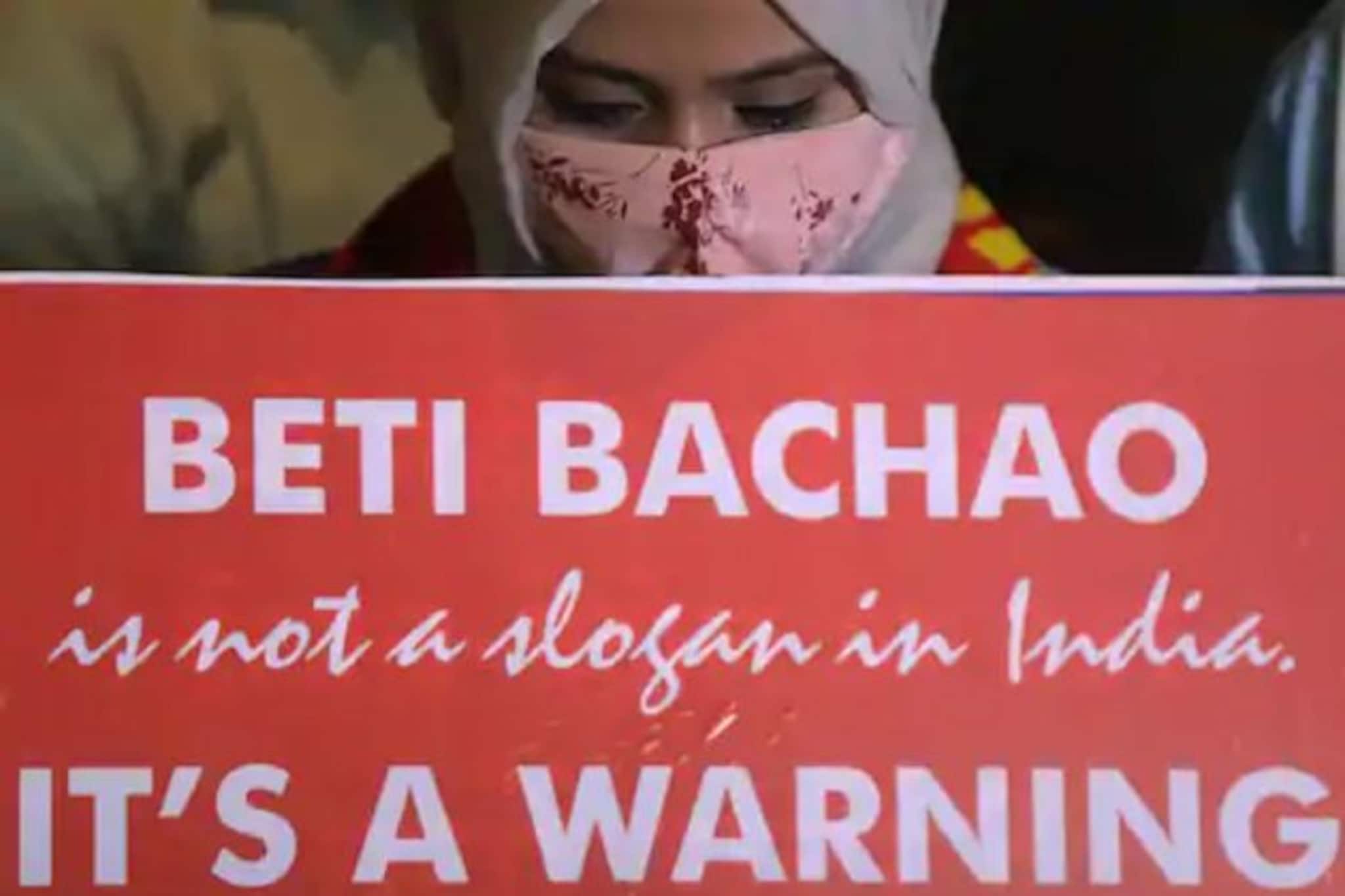 গণধর্ষণ করে মহিলার যৌনাঙ্গে স্টিলের গ্লাস ঢুকিয়ে চলে অত্যাচার, গ্রেফতার ২