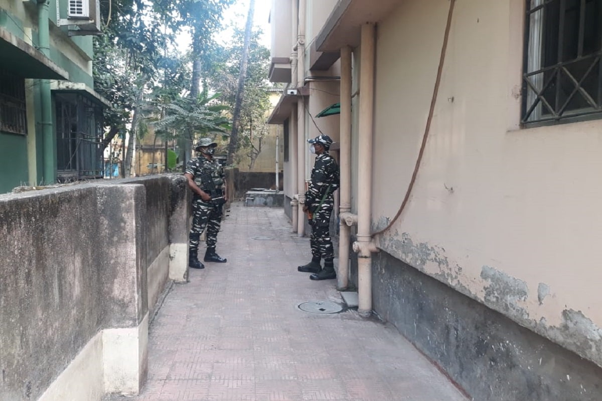 দক্ষিণ শহরতলির গড়িয়ার একটি আবাসনে বিশ্বজিৎ মালাকার নামে এক ব্যবসায়ীর ফ্ল্যাটে হানা দেন ইডি আধিকারিকরা৷ তাঁর বাবা ইসিএল-এর কর্মী৷ কয়লা পাচার কাণ্ডে ওই ব্যবসায়ী এবং তাঁর বাবার সরাসরি যুক্ত বলেই অভিযোগ৷ কয়লা পাচার কাণ্ডে কেন্দ্রীয় সংস্থাগুলির তদন্তেই এই দু' জনের নাম উঠে এসেছে৷(Info and Photo-Sukanta Mukherjee) দক্ষিণ শহরতলির গড়িয়ার একটি আবাসনে বিশ্বজিৎ মালাকার নামে এক ব্যবসায়ীর ফ্ল্যাটে হানা দেন ইডি আধিকারিকরা৷ তাঁর বাবা ইসিএল-এর কর্মী৷ কয়লা পাচার কাণ্ডে ওই ব্যবসায়ী এবং তাঁর বাবার সরাসরি যুক্ত বলেই অভিযোগ৷ কয়লা পাচার কাণ্ডে কেন্দ্রীয় সংস্থাগুলির তদন্তেই এই দু' জনের নাম উঠে এসেছে৷(Info and Photo-Sukanta Mukherjee)