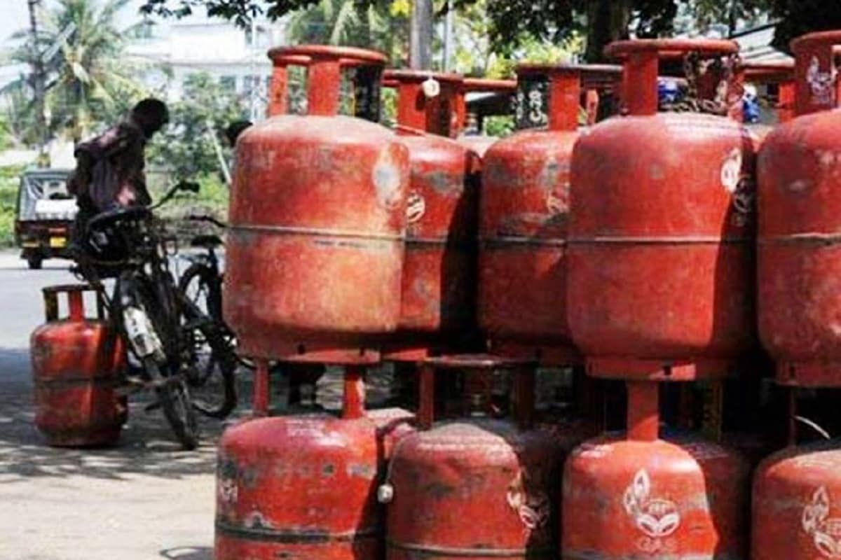 Business Standard এর প্রকাশিত খবর অনুযায়ী, IOC প্রত্যেক রাজ্যের একটি শহর বা জেলা সিলেক্ট করবেন যেখানে প্রথমে এই সুবিধা দেওয়া হবে ৷ সরকারি তেল সংস্থার তরফে জানানো হয়েছে, এখনও এই সংক্রান্ত কাজ চলছে ৷ শীঘ্রই এই সুবিধা গ্রাহকদের কাছে পৌঁছে দেওয়া হবে ৷ Business Standard এর প্রকাশিত খবর অনুযায়ী, IOC প্রত্যেক রাজ্যের একটি শহর বা জেলা সিলেক্ট করবেন যেখানে প্রথমে এই সুবিধা দেওয়া হবে ৷ সরকারি তেল সংস্থার তরফে জানানো হয়েছে, এখনও এই সংক্রান্ত কাজ চলছে ৷ শীঘ্রই এই সুবিধা গ্রাহকদের কাছে পৌঁছে দেওয়া হবে ৷