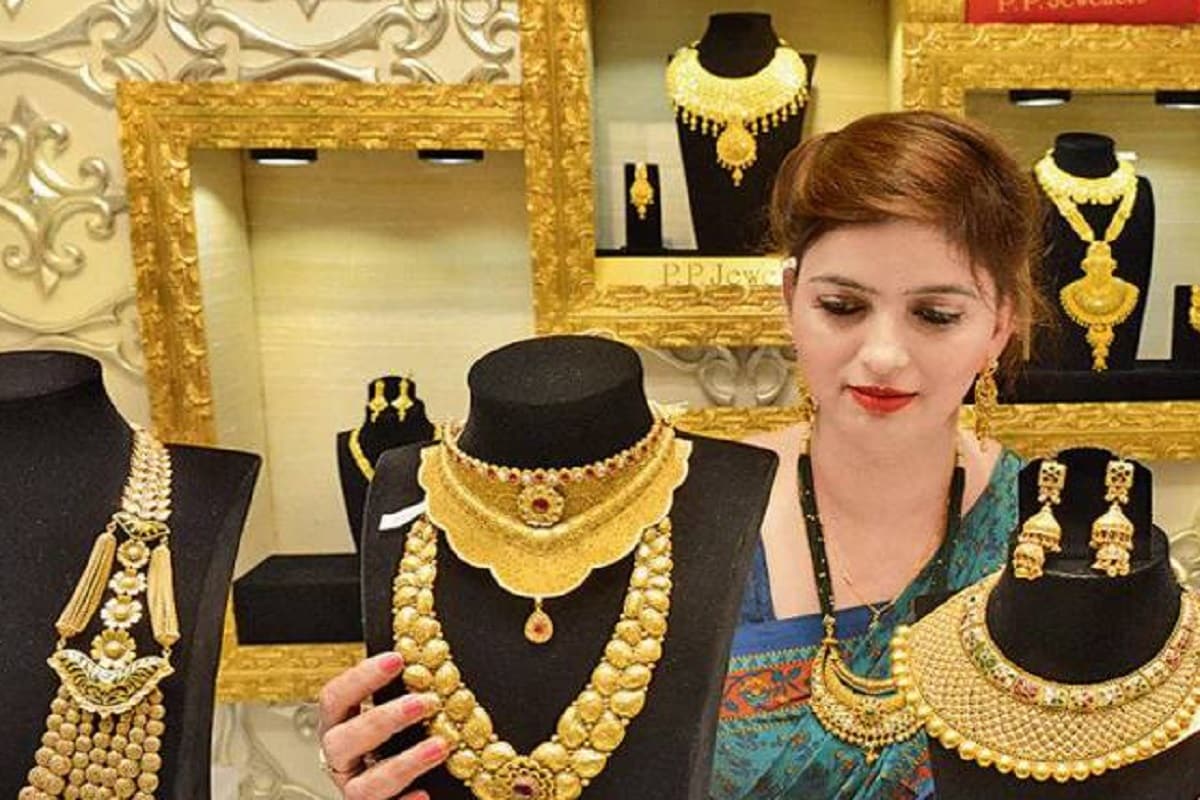 ভারতীয় বাজারে একদিনে সোনা ও রুপোর দামে ভারী পতন দেখা গিয়েছে ৷ এমসিএক্সে শুক্রবার অর্থাৎ ৮ জানুয়ারি গোল্ড ফিউচার প্রতি ১০ গ্রামে ২০৬৮ টাকা কমে ৪৮,৮১৮ টাকা হয়েছে ৷ অন্যদিকে সিলভার ফিউচার ৮.৮ শতাংশ অর্থাৎ ৬১০০ টাকা প্রতি কিলোগ্রামে দাম কমে ৬৩৮৫০ টাকা হয়েছে ৷ কিন্তু শুক্রবার সোনা ও রুপোর দাম হঠাৎ এতটা কমে গেল কেন ? ভারতীয় বাজারে একদিনে সোনা ও রুপোর দামে ভারী পতন দেখা গিয়েছে ৷ এমসিএক্সে শুক্রবার অর্থাৎ ৮ জানুয়ারি গোল্ড ফিউচার প্রতি ১০ গ্রামে ২০৬৮ টাকা কমে ৪৮,৮১৮ টাকা হয়েছে ৷ অন্যদিকে সিলভার ফিউচার ৮.৮ শতাংশ অর্থাৎ ৬১০০ টাকা প্রতি কিলোগ্রামে দাম কমে ৬৩৮৫০ টাকা হয়েছে ৷ কিন্তু শুক্রবার সোনা ও রুপোর দাম হঠাৎ এতটা কমে গেল কেন ?