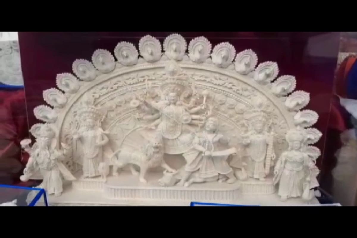 লকডাউন এর জেরে প্রায় এক বছর পর সরকারি উদ্যোগে হস্তশিল্প মেলা শুরু হল মালদহে। সোনাঝুড়ি হাট- নামে দিয়ে সোমবার থেকে মালদহে শুরু হল জেলা হস্তশিল্প মেলা। রাজ্যের ১৫ টি জেলা থেকে প্রায় একশ জন হস্তশিল্পী এই মেলায় যোগ দিয়েছেন। এদিন মেলার উদ্বোধন করেন জেলাশাসক রাজর্ষি মিত্র। লকডাউনে বিভিন্ন শিল্পকর্ম তৈরি করলেও বাজার পাচ্ছিলেন না শিল্পীরা। ফলে তৈরি হয়েছিল অনটন। অবশেষে জেলা শিল্প দফতরের সহযোগিতায় সপ্তাহব্যাপী মেলায় অংশ নিতে পেরে বাজার চাঙ্গা হওয়ার আশায় শিল্পীরা। লকডাউন এর জেরে প্রায় এক বছর পর সরকারি উদ্যোগে হস্তশিল্প মেলা শুরু হল মালদহে। সোনাঝুড়ি হাট- নামে দিয়ে সোমবার থেকে মালদহে শুরু হল জেলা হস্তশিল্প মেলা। রাজ্যের ১৫ টি জেলা থেকে প্রায় একশ জন হস্তশিল্পী এই মেলায় যোগ দিয়েছেন। এদিন মেলার উদ্বোধন করেন জেলাশাসক রাজর্ষি মিত্র। লকডাউনে বিভিন্ন শিল্পকর্ম তৈরি করলেও বাজার পাচ্ছিলেন না শিল্পীরা। ফলে তৈরি হয়েছিল অনটন। অবশেষে জেলা শিল্প দফতরের সহযোগিতায় সপ্তাহব্যাপী মেলায় অংশ নিতে পেরে বাজার চাঙ্গা হওয়ার আশায় শিল্পীরা।