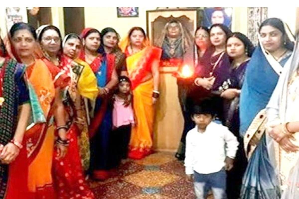 • বৌমা-শাশুড়ির সহাবস্থান সংসারে খুব একটা দেখতে পাওয়া যায় না । যুযুধান দুই প্রতিপক্ষ সর্বদাই যেন লড়াই ময়দানে একে অপরের দিকে বন্দুক তাক করেই থাকেন । প্রায় প্রতিটি সংসারেই একই চিত্র । তবে তার মধ্যেও থাকে কিছু বিরল ঘটনা । যেখানে শাশুড়ি-বৌমা সত্যিই মা-মেয়ে বা দু’জন ভাল বন্ধু হয়ে ওঠেন বা একে অপরের সঙ্গী । • বৌমা-শাশুড়ির সহাবস্থান সংসারে খুব একটা দেখতে পাওয়া যায় না । যুযুধান দুই প্রতিপক্ষ সর্বদাই যেন লড়াই ময়দানে একে অপরের দিকে বন্দুক তাক করেই থাকেন । প্রায় প্রতিটি সংসারেই একই চিত্র । তবে তার মধ্যেও থাকে কিছু বিরল ঘটনা । যেখানে শাশুড়ি-বৌমা সত্যিই মা-মেয়ে বা দু’জন ভাল বন্ধু হয়ে ওঠেন বা একে অপরের সঙ্গী ।