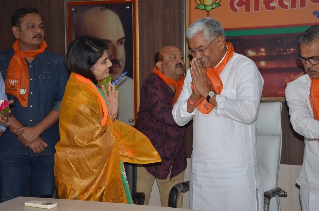 মেকানিক্যাল ইঞ্জিনিয়ার হিসেবে প্রতিষ্ঠিত হয়েছিলেন রিভাবা। তবে সেই চাকরি ছেড়ে দেন বিবাহবন্ধনে আবদ্ধ হয়েই। কাঁধে তুলে নেন রেস্তোরা চালানোর গুরুদায়িত্ব। রিভাবা -রবীন্দ্র এর আগে অভয়ারণ্যে গাড়ি থেকে নেমে সেলফি তুলেও সামনে এসেছেন। সম্প্রতি মরণোত্তর চক্ষুদানের প্রতিশ্রুতি দিয়েছেন রিভাবা। মেকানিক্যাল ইঞ্জিনিয়ার হিসেবে প্রতিষ্ঠিত হয়েছিলেন রিভাবা। তবে সেই চাকরি ছেড়ে দেন বিবাহবন্ধনে আবদ্ধ হয়েই। কাঁধে তুলে নেন রেস্তোরা চালানোর গুরুদায়িত্ব। রিভাবা -রবীন্দ্র এর আগে অভয়ারণ্যে গাড়ি থেকে নেমে সেলফি তুলেও সামনে এসেছেন। সম্প্রতি মরণোত্তর চক্ষুদানের প্রতিশ্রুতি দিয়েছেন রিভাবা।