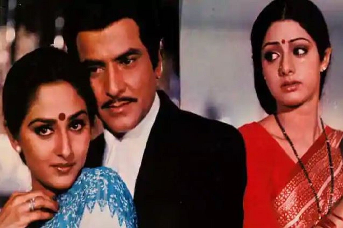 এই অবস্থা দূর করতে চরম পদক্ষেপ নিতে হয় তাঁদের হিরো জিতেন্দ্রকে৷ একদিন তিনি শ্রীদেবী ও জয়প্রদাকে একটি ঘরে ঢুকিয়ে বাইরে থেকে হুড়কো আটকে দিয়েছিলেন৷ যাতে দুই অভিনেত্রী একে অপরের সঙ্গে কথা বলেন৷ Photo -Collected এই অবস্থা দূর করতে চরম পদক্ষেপ নিতে হয় তাঁদের হিরো জিতেন্দ্রকে৷ একদিন তিনি শ্রীদেবী ও জয়প্রদাকে একটি ঘরে ঢুকিয়ে বাইরে থেকে হুড়কো আটকে দিয়েছিলেন৷ যাতে দুই অভিনেত্রী একে অপরের সঙ্গে কথা বলেন৷ Photo -Collected
