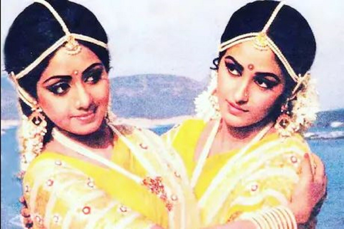 আশির দশক ও নব্বইয়ের দশকের পর্দা কাঁপানো ডাকসাইটে দুই সুন্দরী-কে বেশি , কে কম এই নিয়ে কথা এখনও চলে৷ তবে এই দুই অভিনেত্রীর রূপ সাগরে ডুব দেননি এমন মানুষ খুব কমই আছেন৷ পর্দায় এই দুই অভিনেত্রীকে বোনের চরিত্রেও অভিনয় করতে দেখা গেছে৷ আর সেই দুই বোনের চরিত্রে সিনগুলি করার আগে ও পরে ঠিক কী হত সেই সিক্রেট নিজের মুখে ফাঁস করেছেন জয়াপ্রদা (Jayaprada)৷ Photo -Collected আশির দশক ও নব্বইয়ের দশকের পর্দা কাঁপানো ডাকসাইটে দুই সুন্দরী-কে বেশি , কে কম এই নিয়ে কথা এখনও চলে৷ তবে এই দুই অভিনেত্রীর রূপ সাগরে ডুব দেননি এমন মানুষ খুব কমই আছেন৷ পর্দায় এই দুই অভিনেত্রীকে বোনের চরিত্রেও অভিনয় করতে দেখা গেছে৷ আর সেই দুই বোনের চরিত্রে সিনগুলি করার আগে ও পরে ঠিক কী হত সেই সিক্রেট নিজের মুখে ফাঁস করেছেন জয়াপ্রদা (Jayaprada)৷ Photo -Collected