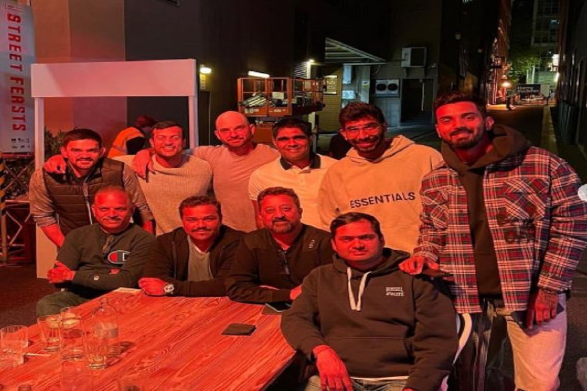 ভারতীয় দল ২০২১ নতুন বছরকে সাদরে বরণ করে নিল৷ গত মাসের শেষ টেস্টে মেলবোর্নে দাপটের জয়ে চনমনে হয়ে উঠেছে৷ তাই অস্ট্রেলিয়ায় এবার নতুন বছর স্বাগত জানিয়েছেন খুশ মেজাজে থাকা দল৷ তাঁরা সেলিব্রেটও করেছেন৷ আবার সকলকে জানিয়েছেন ২০২১ -র শুভেচ্ছা৷ আবার ২০২০-বছরকে নিয়েও অনেকে মেসেজ করেছেন৷ Photo Courtesy- Instagram ভারতীয় দল ২০২১ নতুন বছরকে সাদরে বরণ করে নিল৷ গত মাসের শেষ টেস্টে মেলবোর্নে দাপটের জয়ে চনমনে হয়ে উঠেছে৷ তাই অস্ট্রেলিয়ায় এবার নতুন বছর স্বাগত জানিয়েছেন খুশ মেজাজে থাকা দল৷ তাঁরা সেলিব্রেটও করেছেন৷ আবার সকলকে জানিয়েছেন ২০২১ -র শুভেচ্ছা৷ আবার ২০২০-বছরকে নিয়েও অনেকে মেসেজ করেছেন৷ Photo Courtesy- Instagram