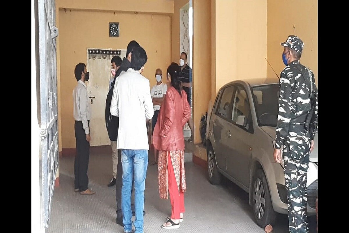 রাজ্যে বিধানসভা নির্বাচনের আগে এবার কয়লা পাচার কাণ্ডে জাল গোটাতে উঠেপড়ে লেগেছে কেন্দ্রীয় গোয়েন্দা সংস্থাগুলি৷ এ দিন সকাল থেকেই কলকাতা সহ রাজ্যের ১২টি জায়গায় একযোগে তল্লাশি শুরু করেছে ইডি৷ কয়লা পাচার কাণ্ডে মূল অভিযুক্ত বিনয় মিশ্র ঘনিষ্ঠদের বাড়ি এবং ফ্ল্যাটে কেন্দ্রীয় বাহিনী নিয়ে এই তল্লাশি চলছে৷ (Info-Sukanta Mukherjee, Anup Chakraborty) রাজ্যে বিধানসভা নির্বাচনের আগে এবার কয়লা পাচার কাণ্ডে জাল গোটাতে উঠেপড়ে লেগেছে কেন্দ্রীয় গোয়েন্দা সংস্থাগুলি৷ এ দিন সকাল থেকেই কলকাতা সহ রাজ্যের ১২টি জায়গায় একযোগে তল্লাশি শুরু করেছে ইডি৷ কয়লা পাচার কাণ্ডে মূল অভিযুক্ত বিনয় মিশ্র ঘনিষ্ঠদের বাড়ি এবং ফ্ল্যাটে কেন্দ্রীয় বাহিনী নিয়ে এই তল্লাশি চলছে৷ (Info-Sukanta Mukherjee, Anup Chakraborty)