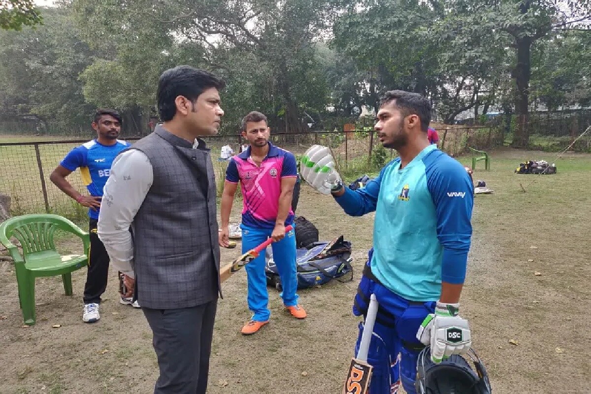 অন্যদিকে লক্ষ্মীরতন শুক্ল এ দিন জানিয়েছেন, রাজনীতি থেকে আপাতত অব্যাহতি নিচ্ছেন তিনি৷ তবে রাজনীতির ইনিংস পাকাপাকি ভাবে বন্ধ করলেন কি না, তা স্পষ্ট করেননি প্রাক্তন বাংলা অধিনায়ক এবং সৌরভ গঙ্গোপাধ্যায়ের সতীর্থ৷ ফলে তাঁর ভবিষ্যৎ পরিকল্পনা ঘিরেধোঁয়াশা পুরোপুরি কাটেনি৷ অন্যদিকে লক্ষ্মীরতন শুক্ল এ দিন জানিয়েছেন, রাজনীতি থেকে আপাতত অব্যাহতি নিচ্ছেন তিনি৷ তবে রাজনীতির ইনিংস পাকাপাকি ভাবে বন্ধ করলেন কি না, তা স্পষ্ট করেননি প্রাক্তন বাংলা অধিনায়ক এবং সৌরভ গঙ্গোপাধ্যায়ের সতীর্থ৷ ফলে তাঁর ভবিষ্যৎ পরিকল্পনা ঘিরেধোঁয়াশা পুরোপুরি কাটেনি৷