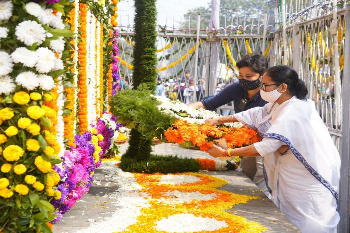 দিল্লিকেন্দ্রিকতার অভিযোগের পাশাপাশি কেন্দ্রের দেওয়া পরাক্রম দিবসের তকমা কার্যত ঝেড়ে ফেললেন মমতা। সমস্ত কর্মসূচিতে দেশনায়ক দিবস শব্দটিই দেখা গেল। মমতার ব্যখ্যা, রবীন্দ্রনাথ ঠাকুর নেতাজিকে দেশনায়ক আখ্যা দেন। আমরা রবীন্দ্রনাথ আর নেতাজিকে মিলিয়েছি। দিল্লিকেন্দ্রিকতার অভিযোগের পাশাপাশি কেন্দ্রের দেওয়া পরাক্রম দিবসের তকমা কার্যত ঝেড়ে ফেললেন মমতা। সমস্ত কর্মসূচিতে দেশনায়ক দিবস শব্দটিই দেখা গেল। মমতার ব্যখ্যা, রবীন্দ্রনাথ ঠাকুর নেতাজিকে দেশনায়ক আখ্যা দেন। আমরা রবীন্দ্রনাথ আর নেতাজিকে মিলিয়েছি।