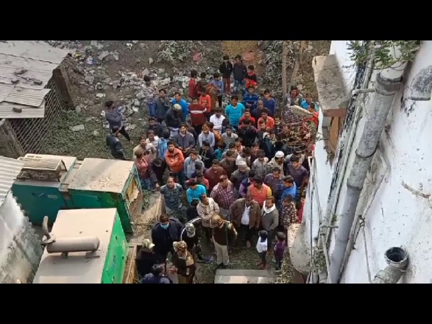 প্রমাণ লোপাটের জন্য ব্যাংকের সিসিটিভি ক্যামেরা গুলি নষ্ট করে দেওয়া হয়।মালদহের অতিরিক্ত পুলিশ সুপার অনিস সরকার জানান, দুষ্কৃতীরা চেষ্টা চালালেও ব্যাংকের ভল্ট ভাঙতে পারেনি। ব্যাংকের অর্থ ও কাগজপত্র ঠিকঠাকই রয়েছে। তবে যেভাবে ব্যাংক লুটের চেষ্টা চালানো হয় তা দুঃসাহসিক কাজ। ধৃতকে জেরা করে ঘটনায় জড়িত বাকিদের খোঁজ পাওয়ার চেষ্টা চলছে।Input- Sebak DebSarma প্রমাণ লোপাটের জন্য ব্যাংকের সিসিটিভি ক্যামেরা গুলি নষ্ট করে দেওয়া হয়।মালদহের অতিরিক্ত পুলিশ সুপার অনিস সরকার জানান, দুষ্কৃতীরা চেষ্টা চালালেও ব্যাংকের ভল্ট ভাঙতে পারেনি। ব্যাংকের অর্থ ও কাগজপত্র ঠিকঠাকই রয়েছে। তবে যেভাবে ব্যাংক লুটের চেষ্টা চালানো হয় তা দুঃসাহসিক কাজ। ধৃতকে জেরা করে ঘটনায় জড়িত বাকিদের খোঁজ পাওয়ার চেষ্টা চলছে।Input- Sebak DebSarma