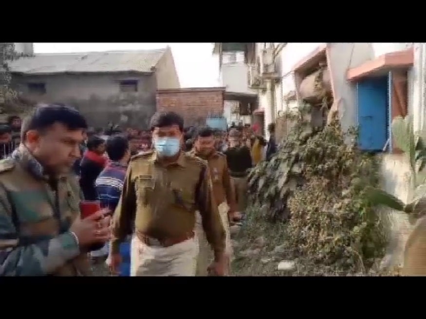 খবর পেয়ে ব্যঙ্কে পৌঁছয় অতিরিক্ত পুলিশ সুপারের নেতৃত্বে বিশাল পুলিশবাহিনী। ভেতরে তদন্ত করতে গিয়ে চক্ষুচড়কগাছ পুলিশ আধিকারিকদেরই। কারণ ব্যাঙ্কের ভিতরে মিলেছে কম্বল, খাবার জলের বোতল, আঙ্গুর, চিপসের প্যাকেট। উদ্ধার হয়েছে ভল্ট ভাঙ্গার যন্ত্রপাতিও। ধৃতকে জিজ্ঞাসাবাদ চালাচ্ছে কালিয়াচক থানার পুলিশ। খবর পেয়ে ব্যঙ্কে পৌঁছয় অতিরিক্ত পুলিশ সুপারের নেতৃত্বে বিশাল পুলিশবাহিনী। ভেতরে তদন্ত করতে গিয়ে চক্ষুচড়কগাছ পুলিশ আধিকারিকদেরই। কারণ ব্যাঙ্কের ভিতরে মিলেছে কম্বল, খাবার জলের বোতল, আঙ্গুর, চিপসের প্যাকেট। উদ্ধার হয়েছে ভল্ট ভাঙ্গার যন্ত্রপাতিও। ধৃতকে জিজ্ঞাসাবাদ চালাচ্ছে কালিয়াচক থানার পুলিশ।
