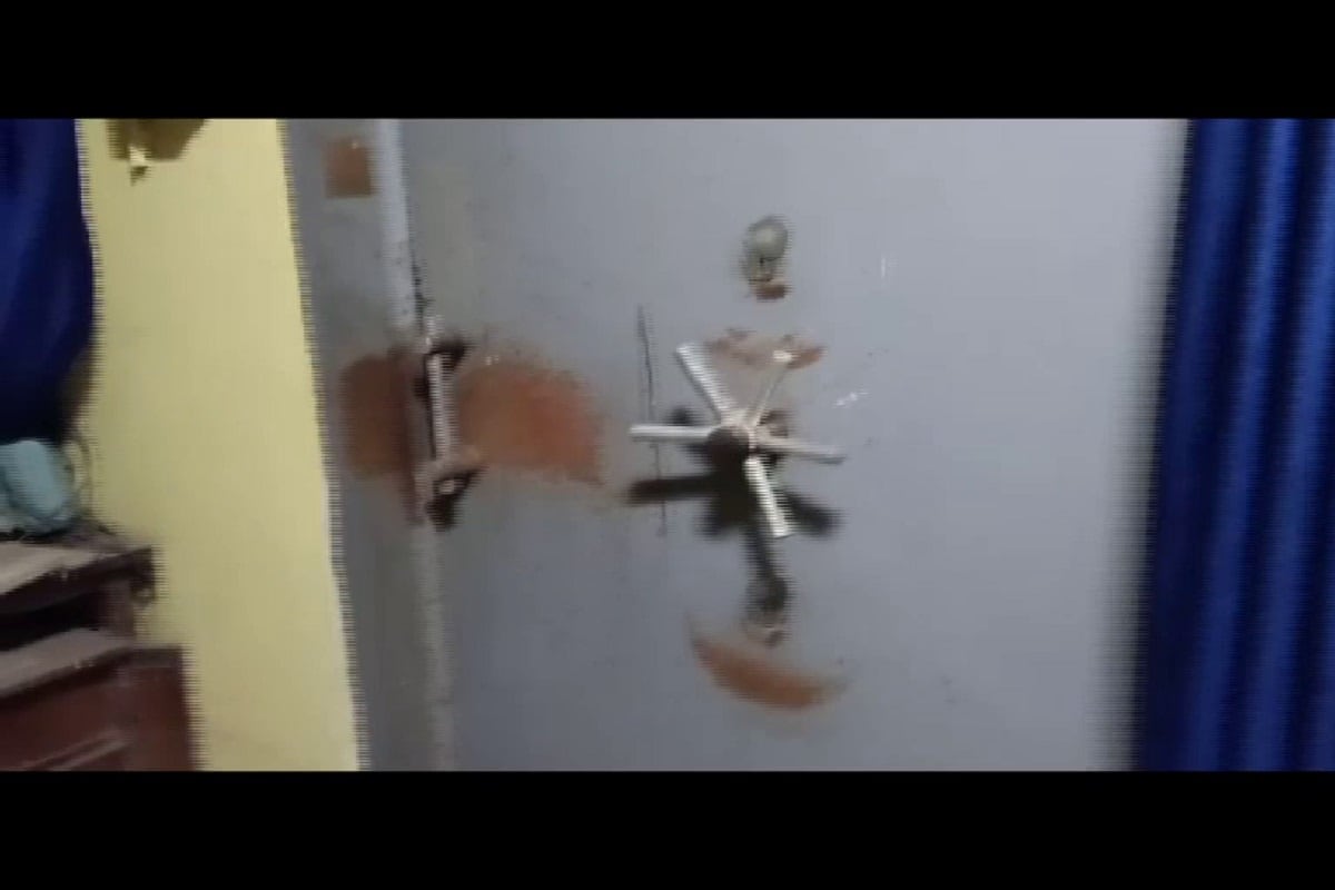 ছুটির সুযোগকে কাজে লাগিয়ে ব্যঙ্ক লুটের চেষ্টা মালদহের সুজাপুরে। রাষ্ট্রায়ত্ত ব্যঙ্কের শাখায় দুষ্কৃতী হানা। গ্যাস কাটার দিয়ে ভল্ট ভাঙ্গার চেষ্টা। দুপুর নাগাদ এটিএম এ টাকা ভরার জন্য ব্যাঙ্কের গেলে ভেতর থেকে ব্যাঙ্ক বন্ধ দেখে সন্দেহ হয় কর্মীদের। ঘটনায় হইচই পড়ে যায় সুজাপুর এলাকায়। সেই সময় ব্যঙ্ক থেকে পালাতে গিয়ে স্থানীয়দের হাতে ধরা পড়ে যায় এক দুষ্কৃতী। তাকে মারধর করে উত্তেজিত জনতা। ছুটির সুযোগকে কাজে লাগিয়ে ব্যঙ্ক লুটের চেষ্টা মালদহের সুজাপুরে। রাষ্ট্রায়ত্ত ব্যঙ্কের শাখায় দুষ্কৃতী হানা। গ্যাস কাটার দিয়ে ভল্ট ভাঙ্গার চেষ্টা। দুপুর নাগাদ এটিএম এ টাকা ভরার জন্য ব্যাঙ্কের গেলে ভেতর থেকে ব্যাঙ্ক বন্ধ দেখে সন্দেহ হয় কর্মীদের। ঘটনায় হইচই পড়ে যায় সুজাপুর এলাকায়। সেই সময় ব্যঙ্ক থেকে পালাতে গিয়ে স্থানীয়দের হাতে ধরা পড়ে যায় এক দুষ্কৃতী। তাকে মারধর করে উত্তেজিত জনতা।