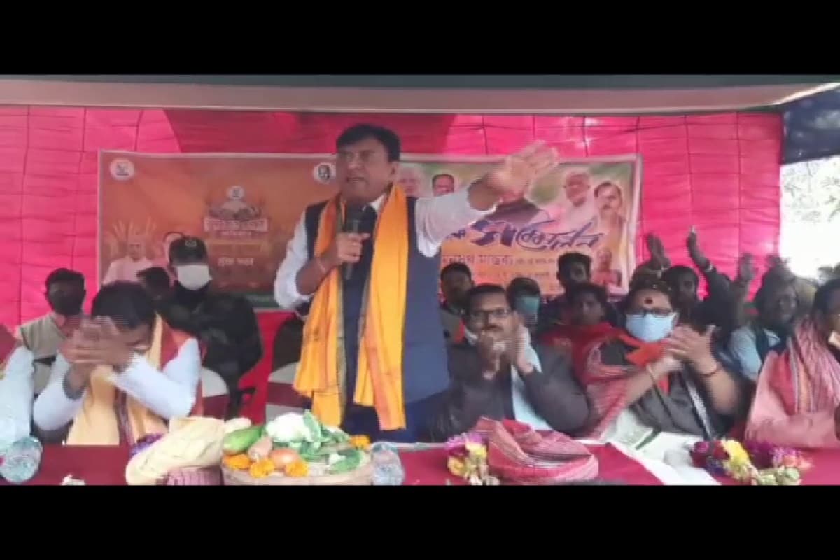 একইসঙ্গে মন্ত্রী এদিন দাবি করেন, মালদহ জেলার ১২টি বিধানসভা আসনের সবকটিতেই জিতবে বিজেপি। মালদহের তথা বাংলার মানুষের যে মনোভাব চোখে পড়ছে তাতে পরিবর্তন আসন্ন। তিনি এদিন আরো বলেন, তৃণমূলের নেতারা গ্রামে ভোট চাইতে এলে তাঁদের কাছে জানতে চাইবেন, কেন কৃষক সম্মান নিধি বা আয়ুষ্মান ভারত প্রকল্পের সুবিধা থেকে বঞ্চিত হয়েছেন গ্রাম বাংলার মানুষ। বিজেপি ক্ষমতায় এলে এখনকার মতো পিসি- ভাইপোর সরকার চলবে না, পরিবর্তে জনগণের সরকার প্রতিষ্ঠিত হবে বলেও মন্তব্য করেন তিনি। একইসঙ্গে মন্ত্রী এদিন দাবি করেন, মালদহ জেলার ১২টি বিধানসভা আসনের সবকটিতেই জিতবে বিজেপি। মালদহের তথা বাংলার মানুষের যে মনোভাব চোখে পড়ছে তাতে পরিবর্তন আসন্ন। তিনি এদিন আরো বলেন, তৃণমূলের নেতারা গ্রামে ভোট চাইতে এলে তাঁদের কাছে জানতে চাইবেন, কেন কৃষক সম্মান নিধি বা আয়ুষ্মান ভারত প্রকল্পের সুবিধা থেকে বঞ্চিত হয়েছেন গ্রাম বাংলার মানুষ। বিজেপি ক্ষমতায় এলে এখনকার মতো পিসি- ভাইপোর সরকার চলবে না, পরিবর্তে জনগণের সরকার প্রতিষ্ঠিত হবে বলেও মন্তব্য করেন তিনি।