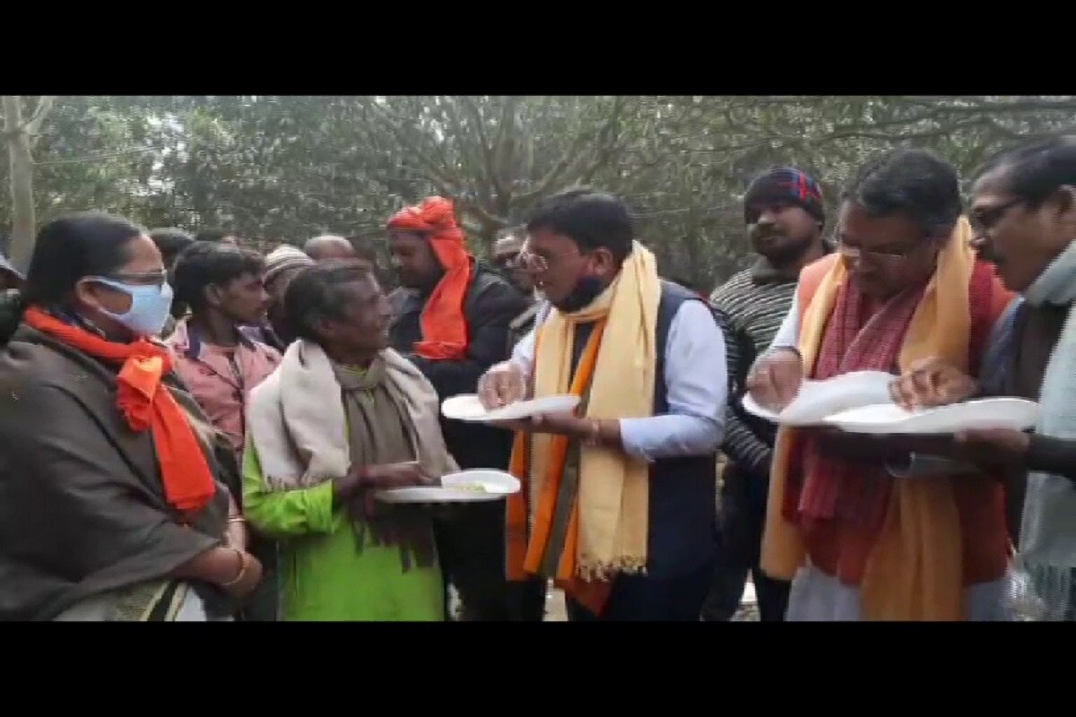 এদিন ভূতনীর হীরানন্দপুরে কৃষক সম্মেলনের অনুষ্ঠানে মূল বক্তা ছিলেন কেন্দ্রীয় মন্ত্রী। গ্রামবাসীদের সঙ্গে একসঙ্গে খাবারও খান কেন্দ্রীয় মন্ত্রী। উপস্থিত ছিলেন বিজেপির মালদা জেলা সভাপতি গোবিন্দচন্দ্র মন্ডল, বিজেপির রাজ্য নেত্রী শ্রীরূপা মিত্র চৌধুরী প্রমূখ। কৃষক সভাতে ভালো ভিড় হয়। যদিও কেন্দ্রীয় মন্ত্রীর এই আশ্বাসকে নির্বাচনী চমক বলে কটাক্ষ করেছে বিরোধী তৃণমূল এবং কংগ্রেস। এদিন ভূতনীর হীরানন্দপুরে কৃষক সম্মেলনের অনুষ্ঠানে মূল বক্তা ছিলেন কেন্দ্রীয় মন্ত্রী। গ্রামবাসীদের সঙ্গে একসঙ্গে খাবারও খান কেন্দ্রীয় মন্ত্রী। উপস্থিত ছিলেন বিজেপির মালদা জেলা সভাপতি গোবিন্দচন্দ্র মন্ডল, বিজেপির রাজ্য নেত্রী শ্রীরূপা মিত্র চৌধুরী প্রমূখ। কৃষক সভাতে ভালো ভিড় হয়। যদিও কেন্দ্রীয় মন্ত্রীর এই আশ্বাসকে নির্বাচনী চমক বলে কটাক্ষ করেছে বিরোধী তৃণমূল এবং কংগ্রেস।