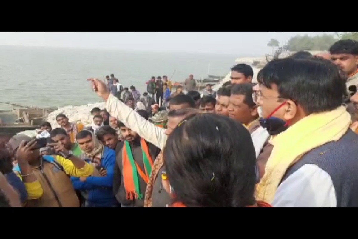 স্থানীয় বাসিন্দারা ফি-বছর মালদহের ভাঙন সমস্যার কথা তুলে ধরেন মন্ত্রীকে কাছে পেয়ে। গঙ্গার ভাঙনে জমিজমা, কৃষি ফসল সর্বস্ব খুইয়ে প্রতিবছর সর্বস্বান্ত হতে হচ্ছে বলে সমস্যা তুলে ধরেন নদীপারের মানুষজন। তাঁদের সমস্যা সময় নিয়ে শোনেন কেন্দ্রীয় মন্ত্রী। এরপর এলাকায় প্রকাশ্য সভায় তিনি ভাঙন সমস্যার স্থায়ী সমাধানের আশ্বাস দেন। স্থানীয় বাসিন্দারা ফি-বছর মালদহের ভাঙন সমস্যার কথা তুলে ধরেন মন্ত্রীকে কাছে পেয়ে। গঙ্গার ভাঙনে জমিজমা, কৃষি ফসল সর্বস্ব খুইয়ে প্রতিবছর সর্বস্বান্ত হতে হচ্ছে বলে সমস্যা তুলে ধরেন নদীপারের মানুষজন। তাঁদের সমস্যা সময় নিয়ে শোনেন কেন্দ্রীয় মন্ত্রী। এরপর এলাকায় প্রকাশ্য সভায় তিনি ভাঙন সমস্যার স্থায়ী সমাধানের আশ্বাস দেন।