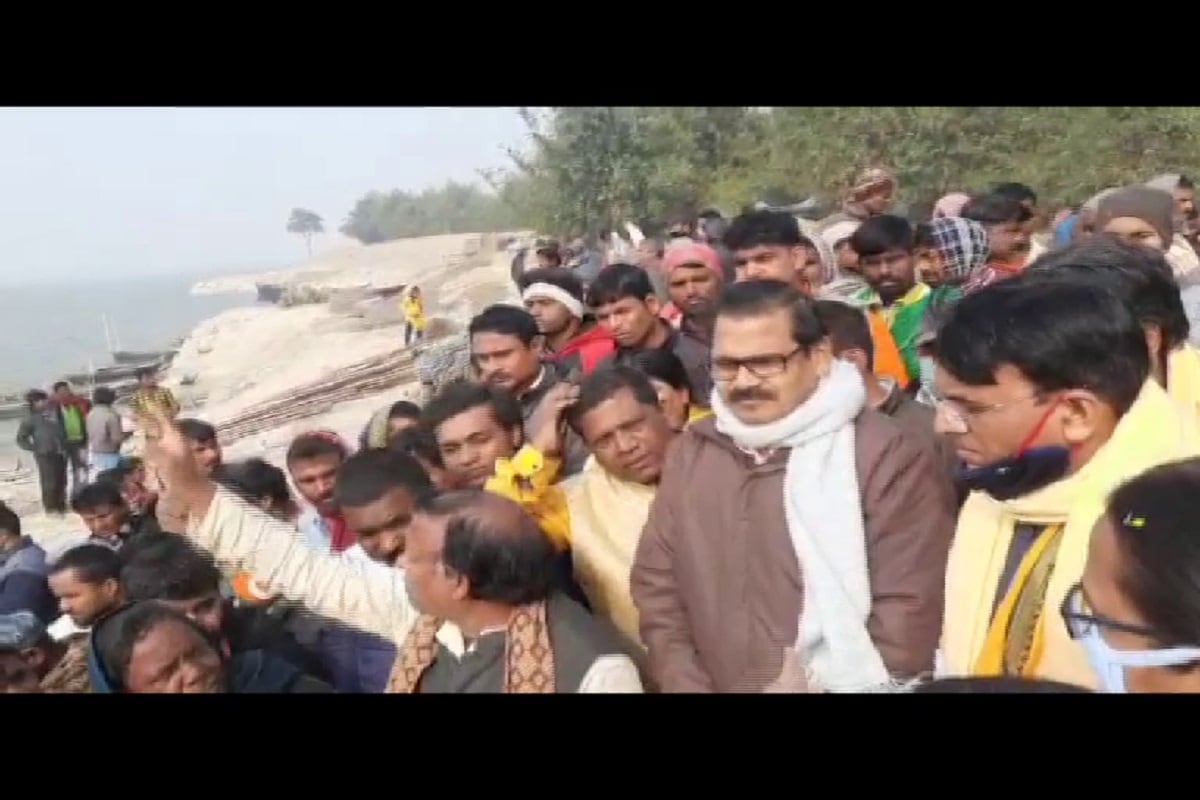 ব্লক তৃণমূল সভাপতি তথা রাজ্যের প্রাক্তন মন্ত্রী সাবিত্রী মিত্র বলেন, কেন্দ্রীয় সরকার ভাঙনরোধে রোধে নিজেদের দায়িত্ব পালন করেনি। রাজ্য সরকার সামর্থ্য অনুযায়ী মানুষের পাশে দাঁড়িয়েছে। এরপরেও মানুষকে বিভ্রান্ত করা হচ্ছে। মানিকচকের কংগ্রেস বিধায়ক মোত্তাকিন আলম বলেন, মালদহের ভাঙন সমস্যার দায় কেন্দ্রীয় সরকার এড়াতে পারেন না। অথচ দায়িত্ব পালন না করে এখন ভোটের আগে মানুষকে মিথ্যে প্রতিশ্রুতি দেওয়া হচ্ছে। Input- Sebak DebSarma ব্লক তৃণমূল সভাপতি তথা রাজ্যের প্রাক্তন মন্ত্রী সাবিত্রী মিত্র বলেন, কেন্দ্রীয় সরকার ভাঙনরোধে রোধে নিজেদের দায়িত্ব পালন করেনি। রাজ্য সরকার সামর্থ্য অনুযায়ী মানুষের পাশে দাঁড়িয়েছে। এরপরেও মানুষকে বিভ্রান্ত করা হচ্ছে। মানিকচকের কংগ্রেস বিধায়ক মোত্তাকিন আলম বলেন, মালদহের ভাঙন সমস্যার দায় কেন্দ্রীয় সরকার এড়াতে পারেন না। অথচ দায়িত্ব পালন না করে এখন ভোটের আগে মানুষকে মিথ্যে প্রতিশ্রুতি দেওয়া হচ্ছে। Input- Sebak DebSarma