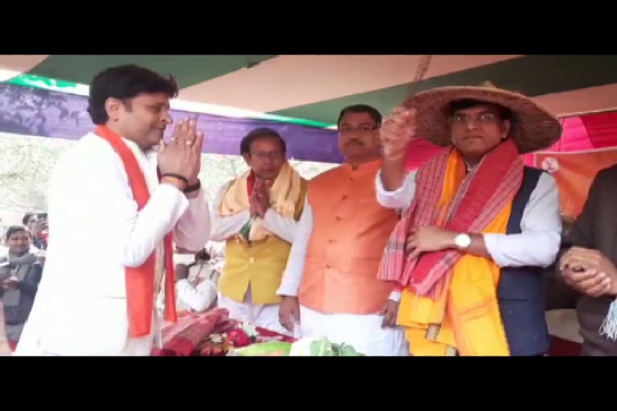 #মালদহ: বিজেপি এরাজ্যে ক্ষমতায় আসলে মালদহে গঙ্গা ভাঙ্গন সমস্যার স্থায়ী সমাধান করা হবে। শনিবার মালদহের মানিকচকের ভাঙন কবলিত এলাকা পরিদর্শনের পর এমনই আশ্বাস দিলেন কেন্দ্রীয় জলপথ, বন্দর,ও জাহাজ দফতরের ভারপ্রাপ্ত কেন্দ্রীয় মন্ত্রী মনসুখ মান্ডর্ব্য। শনিবার মালদহের মানিকচকের ভূতনিতে দলীয় কৃষক সম্মেলনে যোগ দেন কেন্দ্রীয় মন্ত্রী। দলীয় কর্মসূচিতে যোগ দেওয়ার ফাঁকেই গঙ্গার ভাঙন কবলিত এলাকা পরিদর্শন করেন তিনি। #মালদহ: বিজেপি এরাজ্যে ক্ষমতায় আসলে মালদহে গঙ্গা ভাঙ্গন সমস্যার স্থায়ী সমাধান করা হবে। শনিবার মালদহের মানিকচকের ভাঙন কবলিত এলাকা পরিদর্শনের পর এমনই আশ্বাস দিলেন কেন্দ্রীয় জলপথ, বন্দর,ও জাহাজ দফতরের ভারপ্রাপ্ত কেন্দ্রীয় মন্ত্রী মনসুখ মান্ডর্ব্য। শনিবার মালদহের মানিকচকের ভূতনিতে দলীয় কৃষক সম্মেলনে যোগ দেন কেন্দ্রীয় মন্ত্রী। দলীয় কর্মসূচিতে যোগ দেওয়ার ফাঁকেই গঙ্গার ভাঙন কবলিত এলাকা পরিদর্শন করেন তিনি।