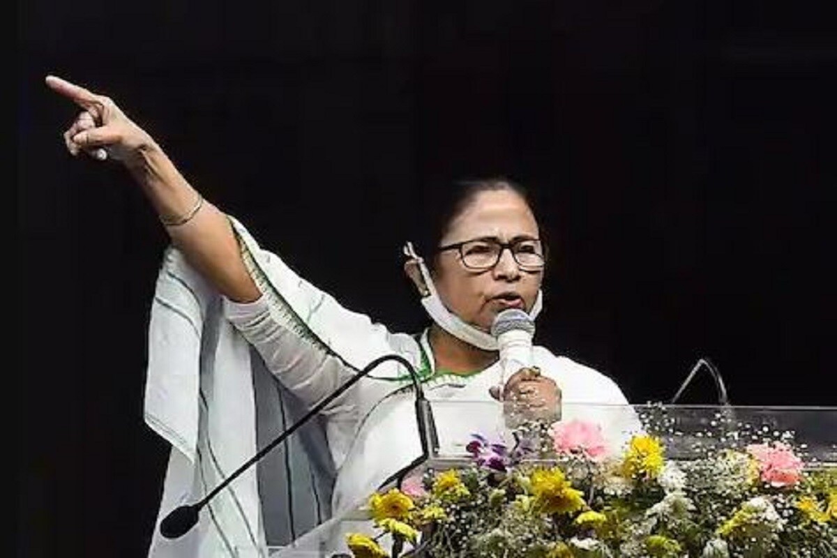 তবে প্রকাশ্যে এ নিয়ে উদ্বেগ না দেখানোর কৌশলই নিয়েছে শাসক দল৷ বরং তৃণমূলনেত্রী মমতা বন্দ্যোপাধ্যায় দলীয় বৈঠকে বার্তা দিয়েছেন, যাঁরা চলে যেতে চান যেতেই পারেন৷ শুধু তাই নয়, বিক্ষুব্ধ বিধায়কদের অন্যতম বৈশালী ডালমিয়াকে শুক্রবার বহিষ্কার করে কড়া বার্তাও দিতে শুরু করেছে দল৷ (Info-Abir Ghosal) তবে প্রকাশ্যে এ নিয়ে উদ্বেগ না দেখানোর কৌশলই নিয়েছে শাসক দল৷ বরং তৃণমূলনেত্রী মমতা বন্দ্যোপাধ্যায় দলীয় বৈঠকে বার্তা দিয়েছেন, যাঁরা চলে যেতে চান যেতেই পারেন৷ শুধু তাই নয়, বিক্ষুব্ধ বিধায়কদের অন্যতম বৈশালী ডালমিয়াকে শুক্রবার বহিষ্কার করে কড়া বার্তাও দিতে শুরু করেছে দল৷ (Info-Abir Ghosal)