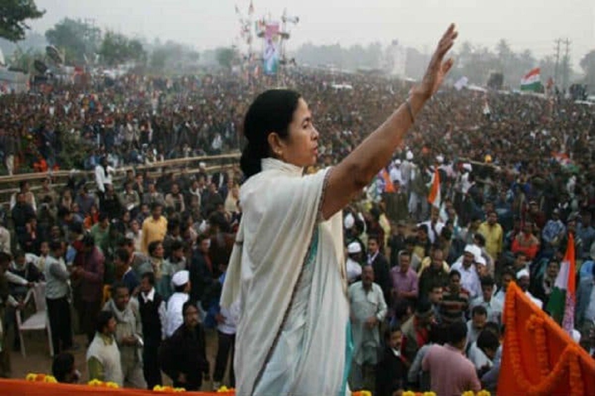 অন্য দিকে তৃণমূলের ক্ষেত্রে নন্দীগ্রাম গুরুত্বপূর্ণ অন্য কারণে। মমতা বন্দ্যোপাধ্যায়ের যে সর্বভারতীয় রাজনৈতিক ইমেজ তা তৈরিই হয়েছে নন্দীগ্রাম-সিঙ্গুরের মতো আন্দোলনকে কেন্দ্র করে। তাই কঠিন লড়াইটা তিনি সেখান থেকে শুরু করলে দল চাঙ্গা হবে তাঁকে দেখেই, এমনটাই মনে করেন রাজনৈতিক পর্যবেক্ষকরা। অন্য দিকে তৃণমূলের ক্ষেত্রে নন্দীগ্রাম গুরুত্বপূর্ণ অন্য কারণে। মমতা বন্দ্যোপাধ্যায়ের যে সর্বভারতীয় রাজনৈতিক ইমেজ তা তৈরিই হয়েছে নন্দীগ্রাম-সিঙ্গুরের মতো আন্দোলনকে কেন্দ্র করে। তাই কঠিন লড়াইটা তিনি সেখান থেকে শুরু করলে দল চাঙ্গা হবে তাঁকে দেখেই, এমনটাই মনে করেন রাজনৈতিক পর্যবেক্ষকরা।
