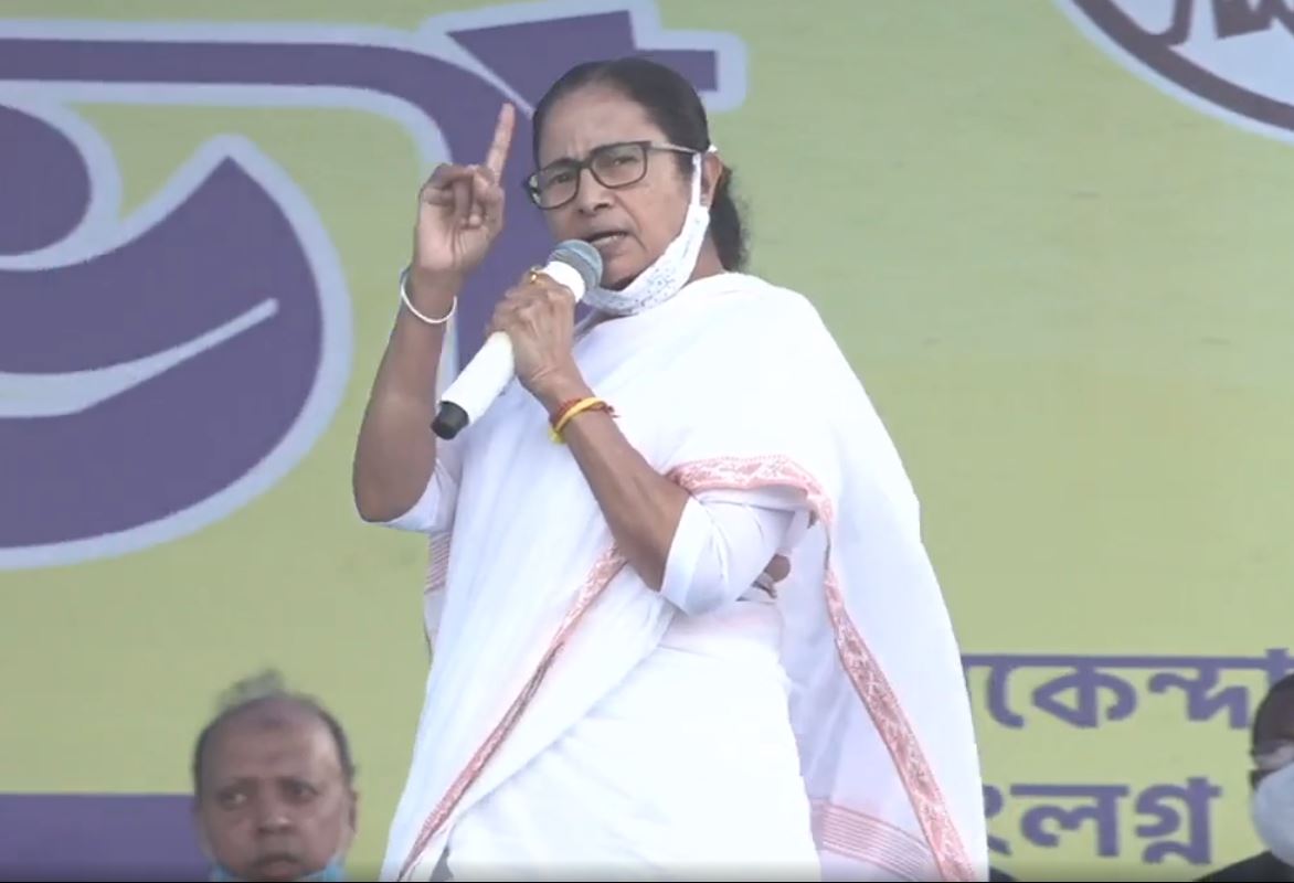 ভোটের অঙ্ক বলছে, নন্দীগ্রামে ২০১৬ সালে ৬৭.০২ শতাংশ ভোট পেয়েছিল তৃণমূল, জয়ী হন শুভেন্দু অধিকারী৷ বিজেপি পেয়েছিল মাত্র ৫.৪০ শতাংশ ভোট৷ ২০১৯-এর লোকসভা নির্বাচনের নিরিখে বিজেপি-র ভোটবৃদ্ধির হার শাসক দলকে উদ্বেগে রাখলেও নন্দীগ্রাম যথেষ্ট নিরাপদ আসনই ছিল তৃণমূলের৷ কারণ ২০১৯-এ লোকসভা ভোটের ফল অনুযায়ী নন্দীগ্রামে তৃণমূল পেয়েছিল ৬৩.১৪ শতাংশ ভোট৷ আর বিজেপি-র ভোট প্রাপ্তির হার বেড়ে হয় ৩০.০৯ শতাংশ৷ ভোটের অঙ্ক বলছে, নন্দীগ্রামে ২০১৬ সালে ৬৭.০২ শতাংশ ভোট পেয়েছিল তৃণমূল, জয়ী হন শুভেন্দু অধিকারী৷ বিজেপি পেয়েছিল মাত্র ৫.৪০ শতাংশ ভোট৷ ২০১৯-এর লোকসভা নির্বাচনের নিরিখে বিজেপি-র ভোটবৃদ্ধির হার শাসক দলকে উদ্বেগে রাখলেও নন্দীগ্রাম যথেষ্ট নিরাপদ আসনই ছিল তৃণমূলের৷ কারণ ২০১৯-এ লোকসভা ভোটের ফল অনুযায়ী নন্দীগ্রামে তৃণমূল পেয়েছিল ৬৩.১৪ শতাংশ ভোট৷ আর বিজেপি-র ভোট প্রাপ্তির হার বেড়ে হয় ৩০.০৯ শতাংশ৷