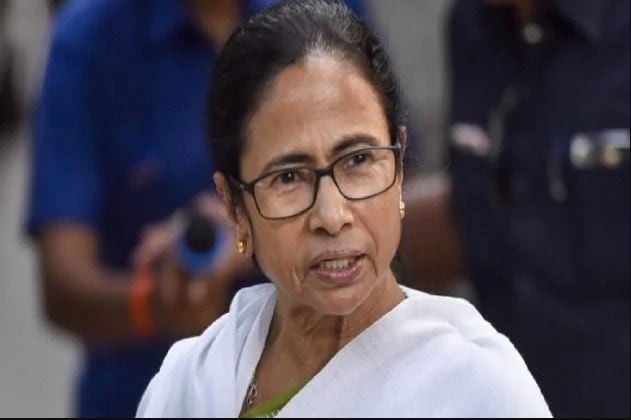 তৃণমূল সূত্রে আরও খবর, নন্দীগ্রামের তেখালিতে মমতা বন্দ্যোপাধ্যায়ের সভার পরই পূর্ব মেদিনীপুরে দলের অন্দরে অধিকারী পরিবারের প্রভাব আরও কমাতে পদক্ষেপ করবে শাসক দল৷ মমতার সভার পরই পূর্ব মেদিনীপুরের জেলা কমিটিতে বদল করা হতে পারে৷ বদল করা হতে পারে জেলায় তৃণমূলের সব ব্লক এবং টাউন কমিটিগুলিতেও৷ তৃণমূল সূত্রে আরও খবর, নন্দীগ্রামের তেখালিতে মমতা বন্দ্যোপাধ্যায়ের সভার পরই পূর্ব মেদিনীপুরে দলের অন্দরে অধিকারী পরিবারের প্রভাব আরও কমাতে পদক্ষেপ করবে শাসক দল৷ মমতার সভার পরই পূর্ব মেদিনীপুরের জেলা কমিটিতে বদল করা হতে পারে৷ বদল করা হতে পারে জেলায় তৃণমূলের সব ব্লক এবং টাউন কমিটিগুলিতেও৷