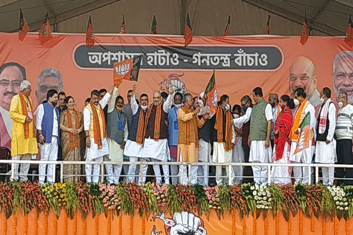 সূত্রের খবর, এবার রাজ্য সফরে এসে ঠাকুরনগরে সভা করার কথা রয়েছে অমিত শাহের৷ এ ছাড়াও হাওড়ায় একটি বড় যোগদান মেলা হওয়ার সম্ভাবনা প্রবল৷ গত ১৯ ডিসেম্বর মেদিনীপুরে বিশাল জনসভা করেছিলেন অমিত শাহ৷ সেই সভাতেই বিজেপি-তে যোগদান করেছিলেন শুভেন্দু অধিকারী সহ একাধিক তৃণমূল বিধায়ক ও নেতা৷ যোগ দিয়েছিলেন তৃণমূল সাংসদ সুনীল মণ্ডলও৷(Info-Arup Dutta) সূত্রের খবর, এবার রাজ্য সফরে এসে ঠাকুরনগরে সভা করার কথা রয়েছে অমিত শাহের৷ এ ছাড়াও হাওড়ায় একটি বড় যোগদান মেলা হওয়ার সম্ভাবনা প্রবল৷ গত ১৯ ডিসেম্বর মেদিনীপুরে বিশাল জনসভা করেছিলেন অমিত শাহ৷ সেই সভাতেই বিজেপি-তে যোগদান করেছিলেন শুভেন্দু অধিকারী সহ একাধিক তৃণমূল বিধায়ক ও নেতা৷ যোগ দিয়েছিলেন তৃণমূল সাংসদ সুনীল মণ্ডলও৷(Info-Arup Dutta)