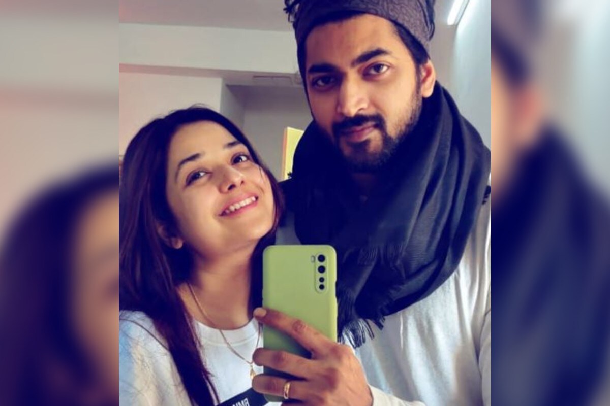টেলি অভিনেত্রী মিমি দত্ত ও অভিনেতা ওম সাহানি সোশ্যাল মিডিয়ায় খুবই সক্রিয়। একসঙ্গে বহু ছবি পোস্ট করেন তাঁরা। তাই বছরের শেষ দিনটা একসঙ্গে কাটালেন এবং নতুন বছরকে একসঙ্গেই স্বাগত জানালেন। নিউইয়ার উপলক্ষে এই ছবিটি শেয়ার করেছেন তারকাজুটি। টেলি অভিনেত্রী মিমি দত্ত ও অভিনেতা ওম সাহানি সোশ্যাল মিডিয়ায় খুবই সক্রিয়। একসঙ্গে বহু ছবি পোস্ট করেন তাঁরা। তাই বছরের শেষ দিনটা একসঙ্গে কাটালেন এবং নতুন বছরকে একসঙ্গেই স্বাগত জানালেন। নিউইয়ার উপলক্ষে এই ছবিটি শেয়ার করেছেন তারকাজুটি।