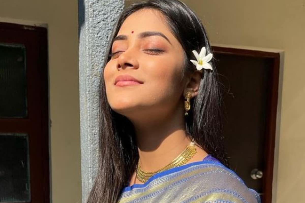 সোনা মালদহের মেয়ে। মালদহের কলেজ থেকেই সাইকোলজি নিয়ে পড়াশোনা করেছেন তিনি। কিন্তু ইচ্ছে ছিল অভিনয়ে আসার। তাই স্ট্রাগল করতে চলে আসেন কলকাতা। প্রথমে মডেলিং ও তারপরে অভিনয়। সোনা মালদহের মেয়ে। মালদহের কলেজ থেকেই সাইকোলজি নিয়ে পড়াশোনা করেছেন তিনি। কিন্তু ইচ্ছে ছিল অভিনয়ে আসার। তাই স্ট্রাগল করতে চলে আসেন কলকাতা। প্রথমে মডেলিং ও তারপরে অভিনয়।
