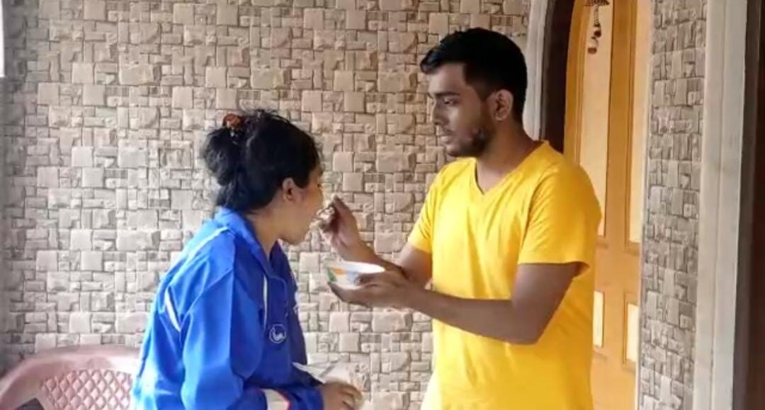 মেয়ে অদ্রিত্রি দাসকে নিয়ে খুঁনশুটির মাঝেই জানিয়ে দিলেন খেলা নয় মেয়ের মন গানের দিকে। গুনগুন করে ওঠা মেয়েকে দেখে মৌমাও মনে মনে প্রস্তুতি নিচ্ছে আবার টেনিসের কোর্টে ফেরার।একজন মহিলার ঘর সংসার সামলে টেবিল টেনিসের মত আন্তর্জাতিক খেলায় নিজের শ্রেষ্ঠত্ব প্রমাণ করাএক কঠিন চ্যালেঞ্জ তা নিজেই স্বীকার করেই বলে ওঠেন শ্বাশুড়ি আর কাকিমা যদি পাশে না থাকত তো বিয়ের পরও এভাবে টেনিস কোর্টে দাপট দেখানো সম্ভব হত না। মেয়ে অদ্রিত্রি দাসকে নিয়ে খুঁনশুটির মাঝেই জানিয়ে দিলেন খেলা নয় মেয়ের মন গানের দিকে। গুনগুন করে ওঠা মেয়েকে দেখে মৌমাও মনে মনে প্রস্তুতি নিচ্ছে আবার টেনিসের কোর্টে ফেরার।একজন মহিলার ঘর সংসার সামলে টেবিল টেনিসের মত আন্তর্জাতিক খেলায় নিজের শ্রেষ্ঠত্ব প্রমাণ করাএক কঠিন চ্যালেঞ্জ তা নিজেই স্বীকার করেই বলে ওঠেন শ্বাশুড়ি আর কাকিমা যদি পাশে না থাকত তো বিয়ের পরও এভাবে টেনিস কোর্টে দাপট দেখানো সম্ভব হত না।