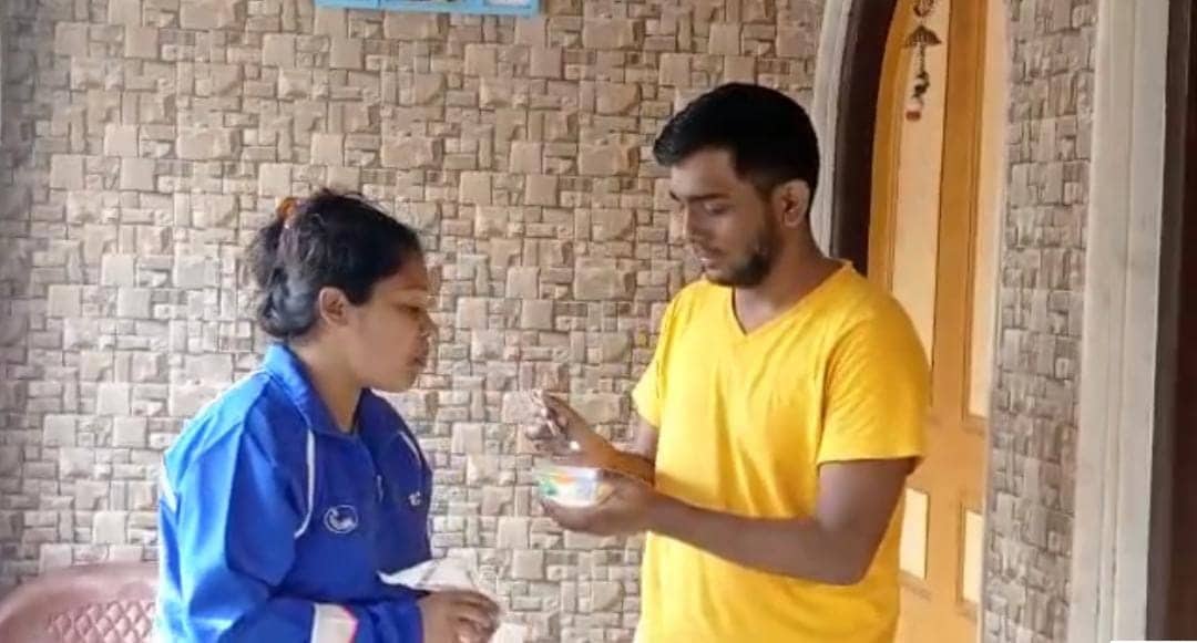 মৌমা দাসের আগে টেনিস খেলওয়ার হিসাবে অচিন্ত কমল শরদ এই পদ্মশ্রী সম্মান পেয়েছেন।সেই হিসাবে টেনিসে মহিলা খেলওয়ার হিসাবে ইতিহাসে তাঁর নাম উঠল।মৌমা দাসের কথায় এত টা তিনিও ভাবেনি।টেনিস কোর্টে নেমে পুরস্কার মাথায় থাকে না। তখন শুধুই মনে হয় দেশ তাকিয়ে আছে তাঁর দিকে। জাতীয় পতাকা আর জাতীয় সঙ্গীতের টানেই আবার কোর্টে ফিরতে চান তিনি। কারণ অলিম্পিকে নেমেও পদক জোটেনি যে আজও। মৌমা দাসের আগে টেনিস খেলওয়ার হিসাবে অচিন্ত কমল শরদ এই পদ্মশ্রী সম্মান পেয়েছেন।সেই হিসাবে টেনিসে মহিলা খেলওয়ার হিসাবে ইতিহাসে তাঁর নাম উঠল।মৌমা দাসের কথায় এত টা তিনিও ভাবেনি।টেনিস কোর্টে নেমে পুরস্কার মাথায় থাকে না। তখন শুধুই মনে হয় দেশ তাকিয়ে আছে তাঁর দিকে। জাতীয় পতাকা আর জাতীয় সঙ্গীতের টানেই আবার কোর্টে ফিরতে চান তিনি। কারণ অলিম্পিকে নেমেও পদক জোটেনি যে আজও।