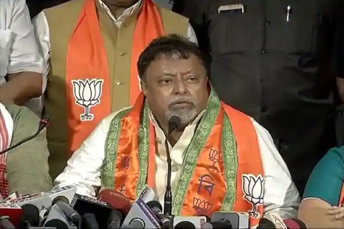 মুকুল রায় খোলাখুলি বলেন দল ভাঙানোকে তিনি রাজনীতির অঙ্গ বলেই মনে করেন। এ বিষয়ে কোনও রাখঢাক নেই তাঁর। মুকুল রায় খোলাখুলি বলেন দল ভাঙানোকে তিনি রাজনীতির অঙ্গ বলেই মনে করেন। এ বিষয়ে কোনও রাখঢাক নেই তাঁর।