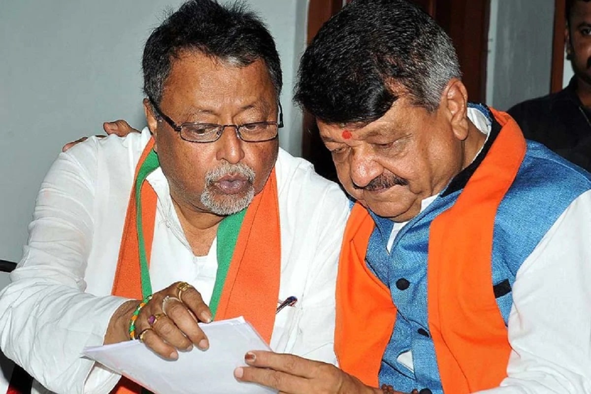গত শুক্রবারই শতাব্দী বেসুরো হতে দেখা যায়, তাঁর সঙ্গে যোগাযোগ রাখছেন মুকুল রায়। কুনাল ঘোষের সামনেই তাঁকে ফোন করেন মুকুল। অতীতে শিলভদ্র দত্ত , সুনীল মন্ডলরাও নাকি এসেছেন তাঁরই অঙ্গুলিহেলনে। গত শুক্রবারই শতাব্দী বেসুরো হতে দেখা যায়, তাঁর সঙ্গে যোগাযোগ রাখছেন মুকুল রায়। কুনাল ঘোষের সামনেই তাঁকে ফোন করেন মুকুল। অতীতে শিলভদ্র দত্ত , সুনীল মন্ডলরাও নাকি এসেছেন তাঁরই অঙ্গুলিহেলনে।