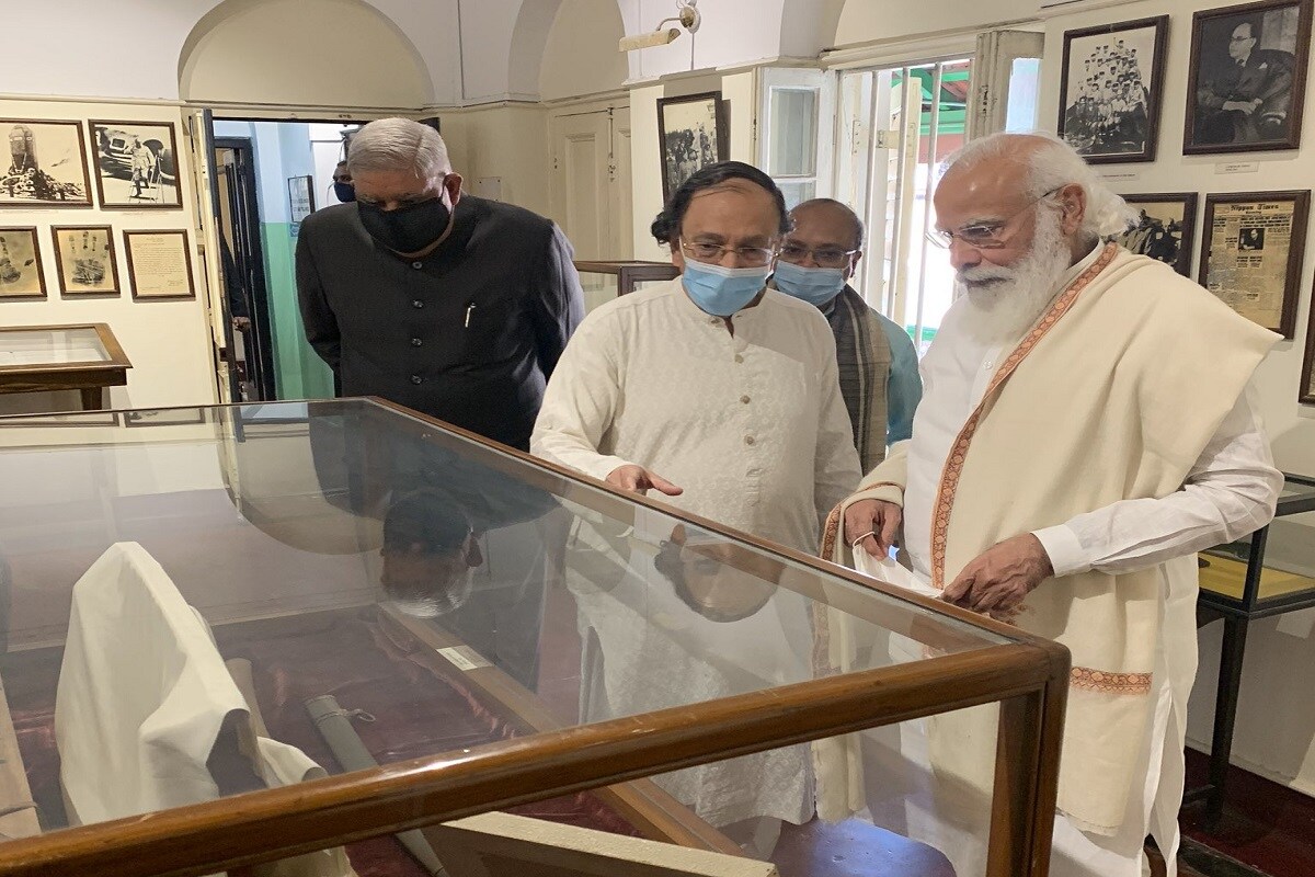 এ কথা ঠিকই যে, ১৯৬৫ তাসখন্দে যাওয়ার আগে লালবাহাদুর শাস্ত্রী এসেছিলেন কলকাতায়। দিনটা ছিল ২৩ জানুয়ারি যদিও তিনি নেতাজি ভবনে আসেননি। তবে তথ্য বলছে এর আগে পরে বহু প্রধানমন্ত্রীর পা পড়েছে নেতাজির বাসভবনে। এ কথা ঠিকই যে, ১৯৬৫ তাসখন্দে যাওয়ার আগে লালবাহাদুর শাস্ত্রী এসেছিলেন কলকাতায়। দিনটা ছিল ২৩ জানুয়ারি যদিও তিনি নেতাজি ভবনে আসেননি। তবে তথ্য বলছে এর আগে পরে বহু প্রধানমন্ত্রীর পা পড়েছে নেতাজির বাসভবনে।