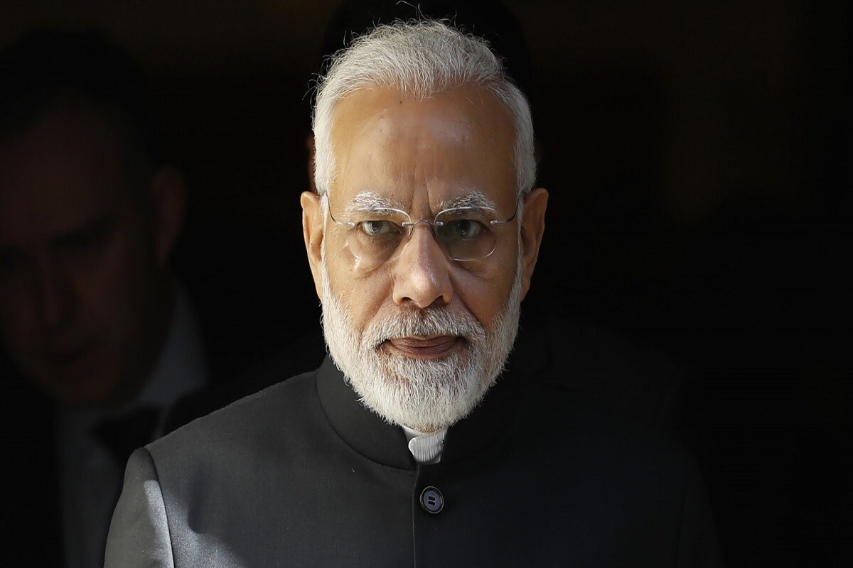 ১৬ জানুয়ারি থেকে দেশজুড়ে শুরু হতে চলেছে কোভিড ১৯-এর টিকাকরণ ৷ তার আগে টিকা বণ্টন নিয়ে সমস্ত রাজ্যের মুখ্যমন্ত্রীদের সঙ্গে বৈঠকে বসেন প্রধানমন্ত্রী নরেন্দ্র মোদি ৷ সেখানে তিনি জানান, প্রথম পর্যায়ের টিকাকরণের সব খরচ দেবে কেন্দ্র ৷ এই পর্যায়ে ৩ কোটি করোনাযোদ্ধার টিকা দেওয়া হবে ৷ প্রথম পর্যায়ে সমস্ত ফ্রন্টলাইন স্বাস্থ্যকর্মীরা পাবেন টিকা ৷’ তবে প্রথম পর্যায়ের এই তিন কোটি টিকাকরণের পর বাকি টিকার খরচ কে বহন করবে তা নিয়ে স্পষ্ট করে কিছু জানাননি প্রধানমন্ত্রী নরেন্দ্র মোদি ৷ তবে কেন্দ্রের তরফে প্রধানমন্ত্রী স্পষ্টভাবে জানিয়েছেন বিভ্রান্তি এড়াতে আপাতত টিকা কিনবে শুধু কেন্দ্র ৷ ১৬ জানুয়ারি থেকে দেশজুড়ে শুরু হতে চলেছে কোভিড ১৯-এর টিকাকরণ ৷ তার আগে টিকা বণ্টন নিয়ে সমস্ত রাজ্যের মুখ্যমন্ত্রীদের সঙ্গে বৈঠকে বসেন প্রধানমন্ত্রী নরেন্দ্র মোদি ৷ সেখানে তিনি জানান, প্রথম পর্যায়ের টিকাকরণের সব খরচ দেবে কেন্দ্র ৷ এই পর্যায়ে ৩ কোটি করোনাযোদ্ধার টিকা দেওয়া হবে ৷ প্রথম পর্যায়ে সমস্ত ফ্রন্টলাইন স্বাস্থ্যকর্মীরা পাবেন টিকা ৷’ তবে প্রথম পর্যায়ের এই তিন কোটি টিকাকরণের পর বাকি টিকার খরচ কে বহন করবে তা নিয়ে স্পষ্ট করে কিছু জানাননি প্রধানমন্ত্রী নরেন্দ্র মোদি ৷ তবে কেন্দ্রের তরফে প্রধানমন্ত্রী স্পষ্টভাবে জানিয়েছেন বিভ্রান্তি এড়াতে আপাতত টিকা কিনবে শুধু কেন্দ্র ৷