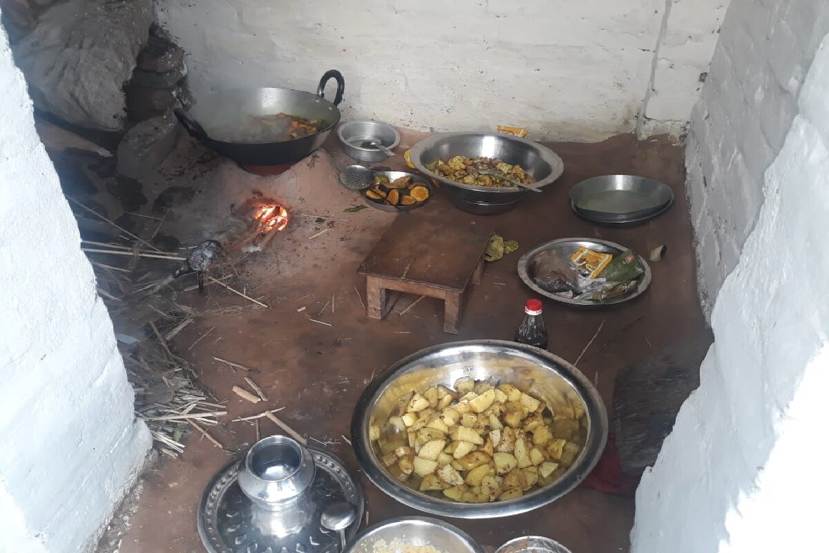 জে পি নাড্ডার জন্য ভাত, সব্জি দিয়ে মুগের ডাল, শাক ভাজা, সর্ষে ফুলের বড়া, পটল ভাজা, কাটোয়ার স্পেশ্যাল বেগুনি, ফুলকপি আলুর তরকারি, পাঁচমেশালি তরকারি, চাটনি, পাঁপড় ভাজা, খেজুর গুড়ের পায়েস, মিষ্টির আয়োজন করেছিল মণ্ডল পরিবার৷ তার জন্য সকাল থেকেই প্রস্তুতি শুরু করে দিয়েছিলেন মথুরা মণ্ডলের স্ত্রী সহ অন্যান্যরা৷Info and Photo-Sukanta Mukherjee) জে পি নাড্ডার জন্য ভাত, সব্জি দিয়ে মুগের ডাল, শাক ভাজা, সর্ষে ফুলের বড়া, পটল ভাজা, কাটোয়ার স্পেশ্যাল বেগুনি, ফুলকপি আলুর তরকারি, পাঁচমেশালি তরকারি, চাটনি, পাঁপড় ভাজা, খেজুর গুড়ের পায়েস, মিষ্টির আয়োজন করেছিল মণ্ডল পরিবার৷ তার জন্য সকাল থেকেই প্রস্তুতি শুরু করে দিয়েছিলেন মথুরা মণ্ডলের স্ত্রী সহ অন্যান্যরা৷Info and Photo-Sukanta Mukherjee)