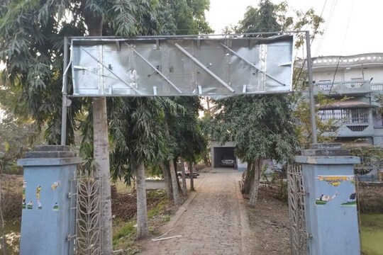 শুভেন্দু অধিকারীর সহায়তা কেন্দ্র। ভাঙচুরের চিহ্ন স্পষ্ট।
