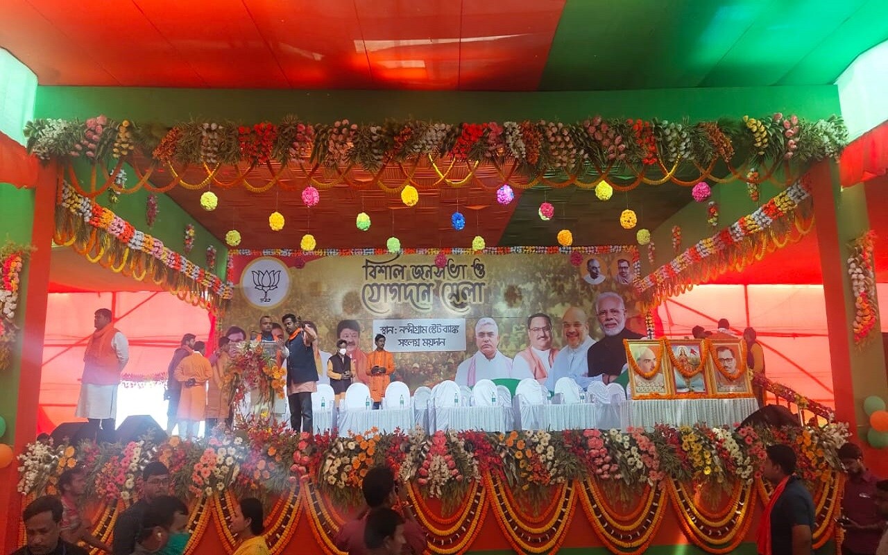 নন্দীগ্রামে বিজেপি-র দাপট বাড়ছে৷ বিজেপি-র সভা উপলক্ষে গোটা নন্দীগ্রাম গেরুয়া পতাকায় ছেয়ে গিয়েছে৷ বিজেপি নেতাদের স্বাগত জানাতে তৈরি হয়েছে বড় বড় তোরণ৷ মাত্র বছরখানেক আগেও হয়তো নন্দীগ্রামের মাটিতে যে ছবি কল্পনাও করা যেত না৷ (Photo and Info-Abir Ghosal) নন্দীগ্রামে বিজেপি-র দাপট বাড়ছে৷ বিজেপি-র সভা উপলক্ষে গোটা নন্দীগ্রাম গেরুয়া পতাকায় ছেয়ে গিয়েছে৷ বিজেপি নেতাদের স্বাগত জানাতে তৈরি হয়েছে বড় বড় তোরণ৷ মাত্র বছরখানেক আগেও হয়তো নন্দীগ্রামের মাটিতে যে ছবি কল্পনাও করা যেত না৷ (Photo and Info-Abir Ghosal)