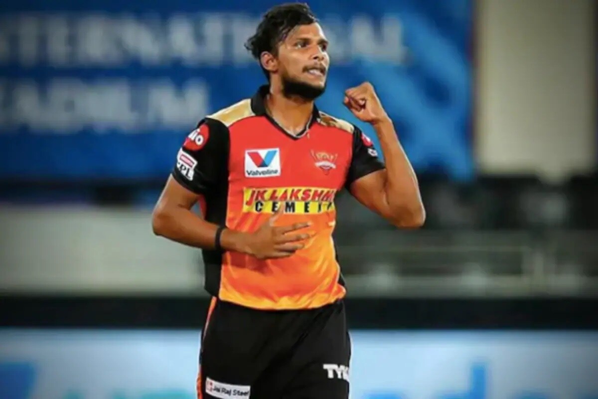 নটরাজনের বাবা সুতোর মিলে কাজ করতেন৷ আর মা শান্তা নিজেদের গ্রামেই রাস্তার ধারে একটি ছোট দোকান চালাতেন৷ ফলে বাঁ-হাতি এই পেসারের জাতীয় দলের হয়ে খেলার কাহিনিও যেন স্বপ্নের মতোই৷ নটরাজনের বাবা সুতোর মিলে কাজ করতেন৷ আর মা শান্তা নিজেদের গ্রামেই রাস্তার ধারে একটি ছোট দোকান চালাতেন৷ ফলে বাঁ-হাতি এই পেসারের জাতীয় দলের হয়ে খেলার কাহিনিও যেন স্বপ্নের মতোই৷