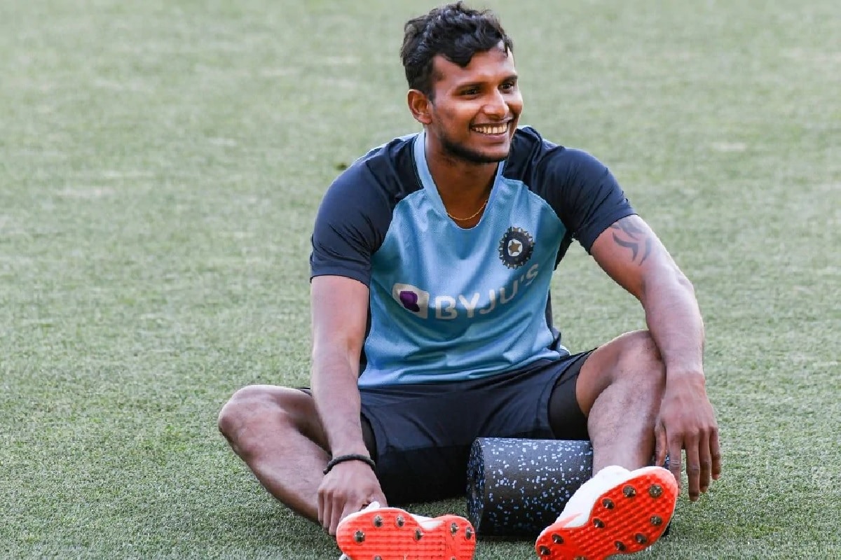 টি নটরাজন- তামিলনাড়ুর সালেমের চিন্নাপমপট্টিতে টেনিস বলে ক্রিকেট খেলতে খেলতে বেড়ে উঠেছেন নটরাজন৷ চলতি অস্ট্রেলিয়া সফরেই ভারতের হয়ে একদিনের ক্রিকেটে অভিষেক ঘটে তাঁর৷ তার আগে অবশ্য আইপিএলে নিজের প্রতিভার ছাপ রেখেছিলেন নটরাজন৷ টি নটরাজন- তামিলনাড়ুর সালেমের চিন্নাপমপট্টিতে টেনিস বলে ক্রিকেট খেলতে খেলতে বেড়ে উঠেছেন নটরাজন৷ চলতি অস্ট্রেলিয়া সফরেই ভারতের হয়ে একদিনের ক্রিকেটে অভিষেক ঘটে তাঁর৷ তার আগে অবশ্য আইপিএলে নিজের প্রতিভার ছাপ রেখেছিলেন নটরাজন৷