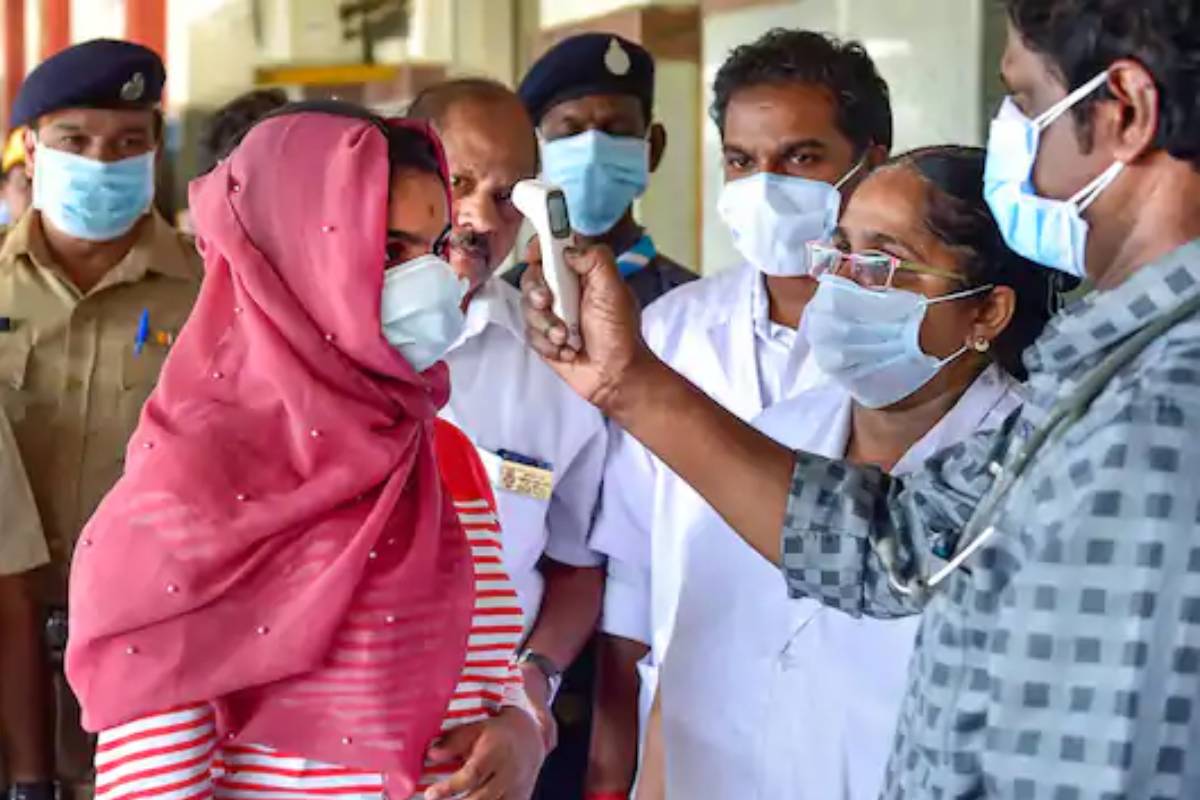 দেশের ৪ রাজ্যে দৈনিক সংক্রমণের হার ১ হাজারের বেশি থাকছে। তার মধ্যে রয়েছে কেরালা, মহারাষ্ট্র, ছত্তিশগড় এবং পশ্চিমবঙ্গ। সবচেয়ে বেশি উদ্বেগ বাড়াচ্ছে কেরালা। গত ২৪ ঘণ্টায় নতুন ভাবে আক্রান্ত হয়েছেন ৫ হাজারের বেশি মানুষ এবং মৃতের সংখ্যা ৩০। ওই রাজ্যে মোট আক্রান্ত ৭ লক্ষ ৬০ হাজার। দেশের ৪ রাজ্যে দৈনিক সংক্রমণের হার ১ হাজারের বেশি থাকছে। তার মধ্যে রয়েছে কেরালা, মহারাষ্ট্র, ছত্তিশগড় এবং পশ্চিমবঙ্গ। সবচেয়ে বেশি উদ্বেগ বাড়াচ্ছে কেরালা। গত ২৪ ঘণ্টায় নতুন ভাবে আক্রান্ত হয়েছেন ৫ হাজারের বেশি মানুষ এবং মৃতের সংখ্যা ৩০। ওই রাজ্যে মোট আক্রান্ত ৭ লক্ষ ৬০ হাজার।