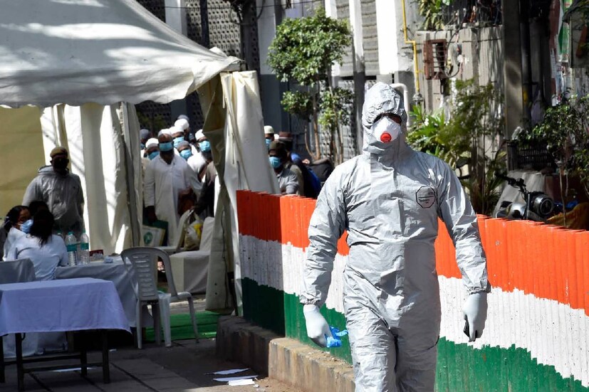 সেরাম ইনস্টিটিউটের তরফে জানানো হয়েছিল, চলতি বছর মার্চের মধ্যেই কোভিশিল্ডের প্রায় ১০ কোটি ডোজ বিতরণ করা হবে। ইতিমধ্যেই ৫ কোটি ডোজ তৈরি করে ফেলেছে এই সংস্থা। পুনাওয়ালা বলেছেন, তাঁদের সংস্থা প্রতি মিনিটে প্রায় ৫ হাজার ডোজ তৈরি করতে সক্ষম।