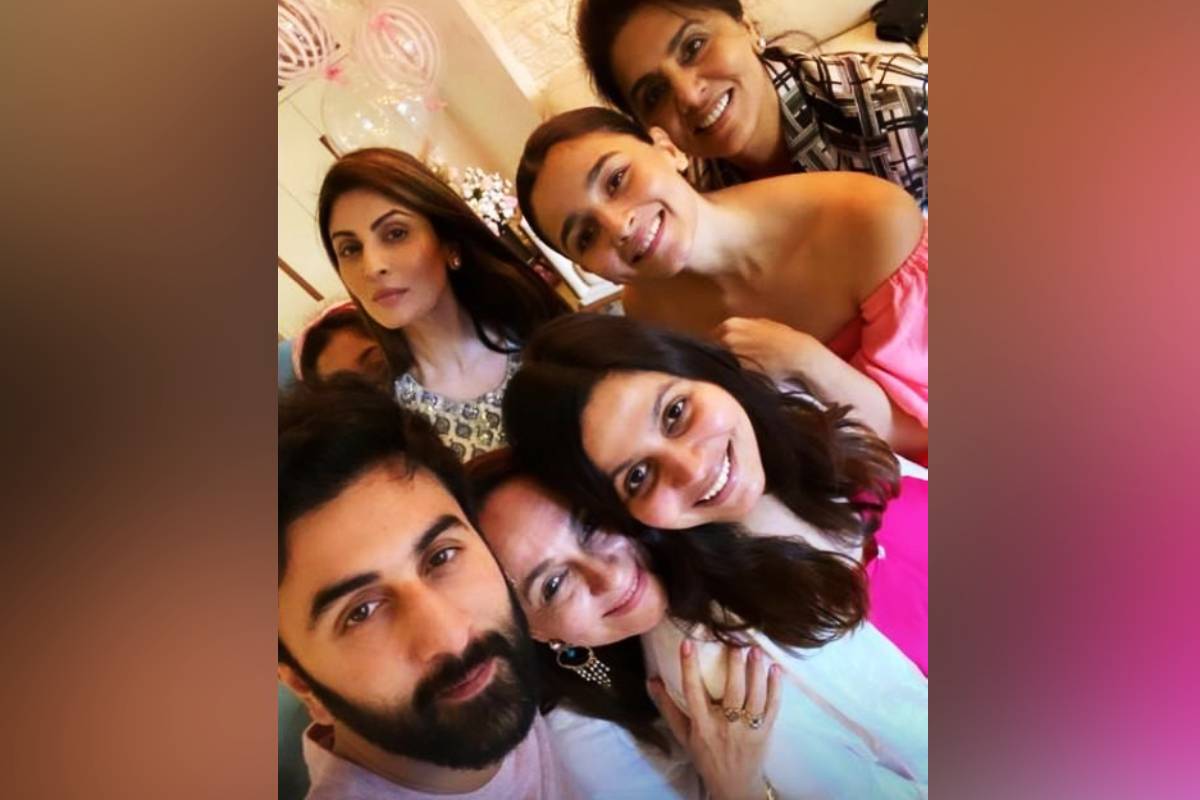 দু’বছরের বেশি সময় ধরে তাঁরা একে অপরকে ডেট করছেন। সে কথা জানতে দুইয়ের পরিবারের কারোর আর বাকি নেই। এমনকী সোশ্যাল মিডিয়াতেও আজকাল শেয়ার করছেন পরিবারের সঙ্গে কাটানো আনন্দে ভরপুর মুহূর্ত গুলি। রণবীরের ফ্যামিলি ফটোগ্রাফে আলিয়ার উপস্থিতি আজও ইনস্টায় জ্বলজ্বল করছে। (ছবি: রিদ্ধিমা কাপুর সাহনি ইনস্টাগ্রাম) দু’বছরের বেশি সময় ধরে তাঁরা একে অপরকে ডেট করছেন। সে কথা জানতে দুইয়ের পরিবারের কারোর আর বাকি নেই। এমনকী সোশ্যাল মিডিয়াতেও আজকাল শেয়ার করছেন পরিবারের সঙ্গে কাটানো আনন্দে ভরপুর মুহূর্ত গুলি। রণবীরের ফ্যামিলি ফটোগ্রাফে আলিয়ার উপস্থিতি আজও ইনস্টায় জ্বলজ্বল করছে। (ছবি: রিদ্ধিমা কাপুর সাহনি ইনস্টাগ্রাম)
