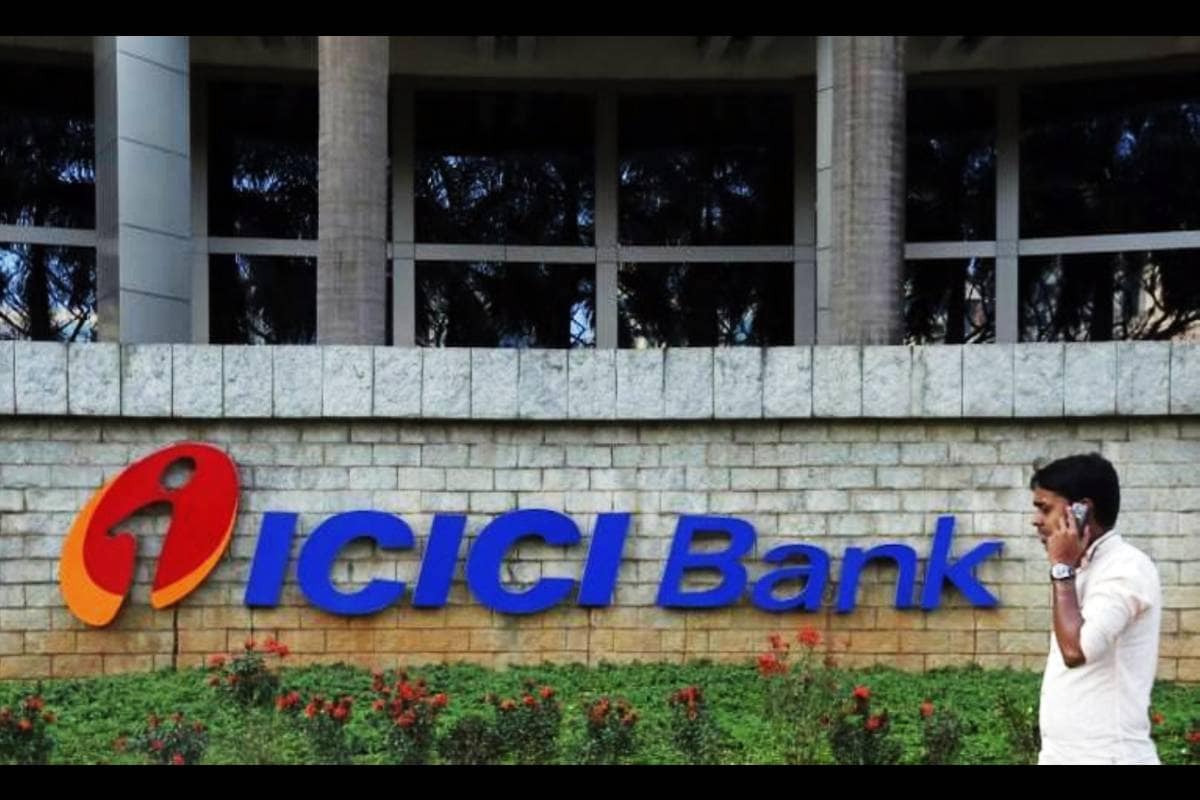 ট্যুইটারে এই নিয়ে আলোচনা শুরু হলে, ব্যাঙ্কের কয়েকজন গ্রাহক আবার জানান, তাঁদের নেট ব্যাঙ্কিং-এ কোনও সমস্যা হচ্ছিলো না। তবে কী বিশেষ ভাবে নির্বাচিত গ্রাহকদের ক্ষেত্রে এই সমস্যা হচ্ছে? না একেবারেই নয়। সার্ভারের সমস্যা ঘটিত কারণে এই ধরণের সমস্যা হয়ে থাকে। ট্যুইটারে এই নিয়ে আলোচনা শুরু হলে, ব্যাঙ্কের কয়েকজন গ্রাহক আবার জানান, তাঁদের নেট ব্যাঙ্কিং-এ কোনও সমস্যা হচ্ছিলো না। তবে কী বিশেষ ভাবে নির্বাচিত গ্রাহকদের ক্ষেত্রে এই সমস্যা হচ্ছে? না একেবারেই নয়। সার্ভারের সমস্যা ঘটিত কারণে এই ধরণের সমস্যা হয়ে থাকে।