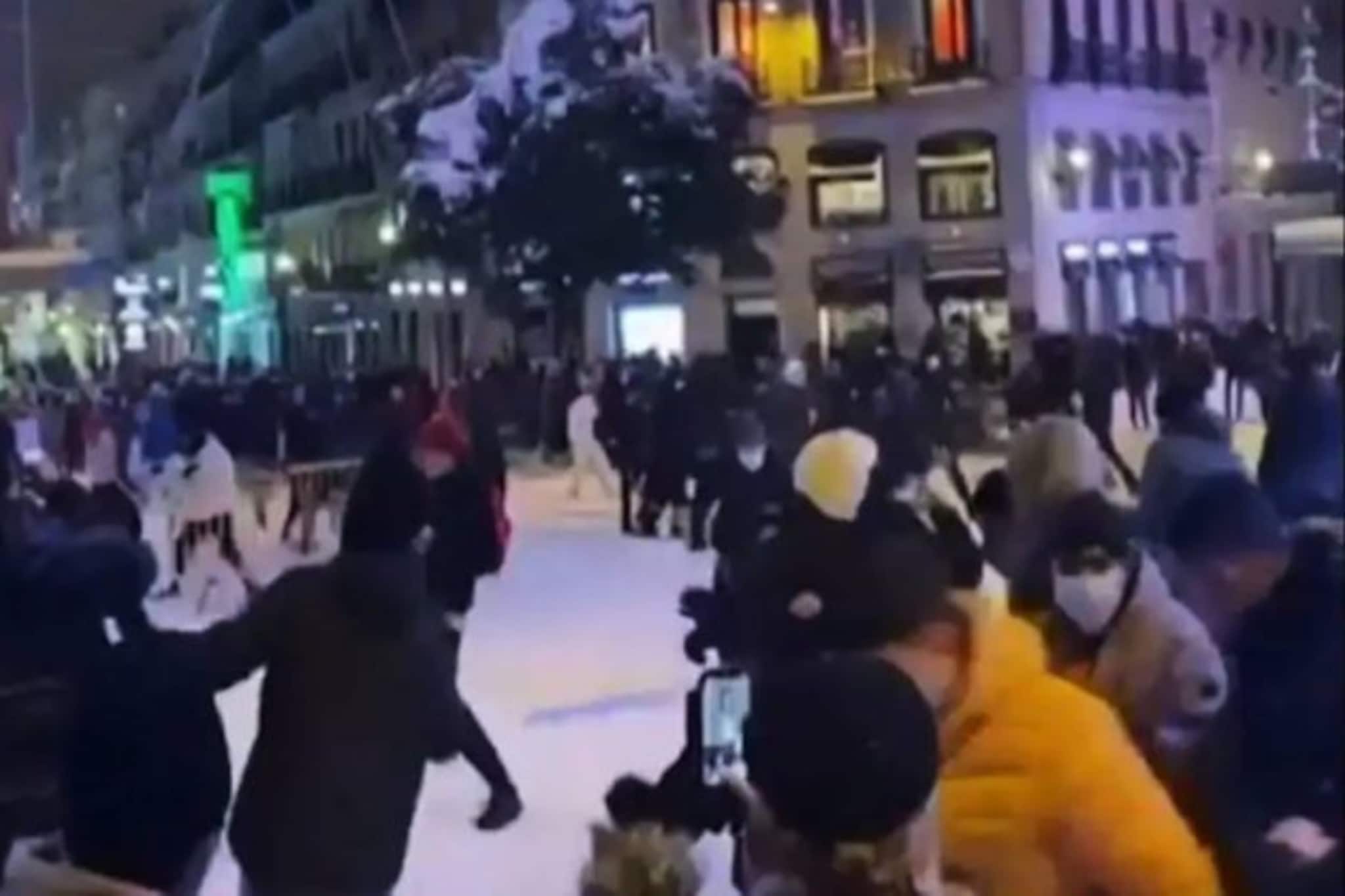 ভারী তুষারপাতের মধ্যেই বরফ নিয়ে খেলায় মত্ত মাদ্রিদবাসী, ভাইরাল ভিডিও