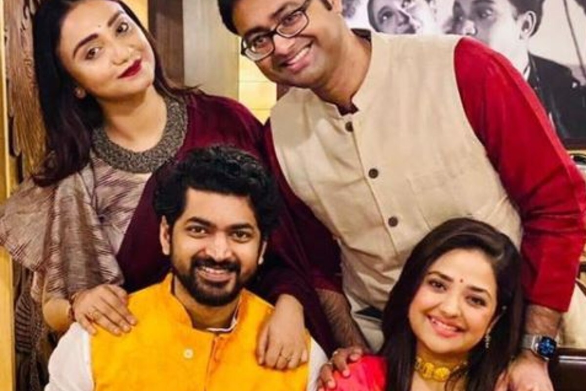 আইবুড়ো ভাতে ওম পরেছেন সাদা পাঞ্জাবির সঙ্গে হলুদ জ্যাকেট আর মিমি পরেছেন গোলাপি শাড়ি।দুজনেই যে বিয়ে নিয়ে খুব এক্সাইটেড তা এই ছবিতে ভালোই স্পষ্ট। নতুন বছরের শুরুতেই টলিপাড়ায় মিমি দত্ত এবং ওম সাহানির চার হাত হওয়ার খবর সামনে আসে। আইবুড়ো ভাতে ওম পরেছেন সাদা পাঞ্জাবির সঙ্গে হলুদ জ্যাকেট আর মিমি পরেছেন গোলাপি শাড়ি।দুজনেই যে বিয়ে নিয়ে খুব এক্সাইটেড তা এই ছবিতে ভালোই স্পষ্ট। নতুন বছরের শুরুতেই টলিপাড়ায় মিমি দত্ত এবং ওম সাহানির চার হাত হওয়ার খবর সামনে আসে।