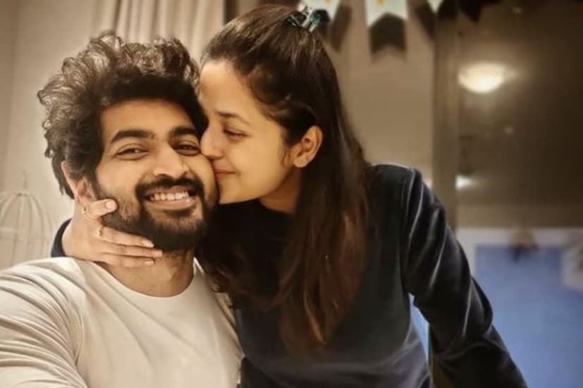 আর মাত্র কয়েকদিন পরেই সাত পাকে বাঁধা পড়বেন তাঁরা। তবে পরিবারের উপস্থিতিতে আইনি মতে আগেই বিয়ে সেরে রেখেছেন দুজনে। এবার সামাজিকভাবে বিয়ে সারার পালা। 